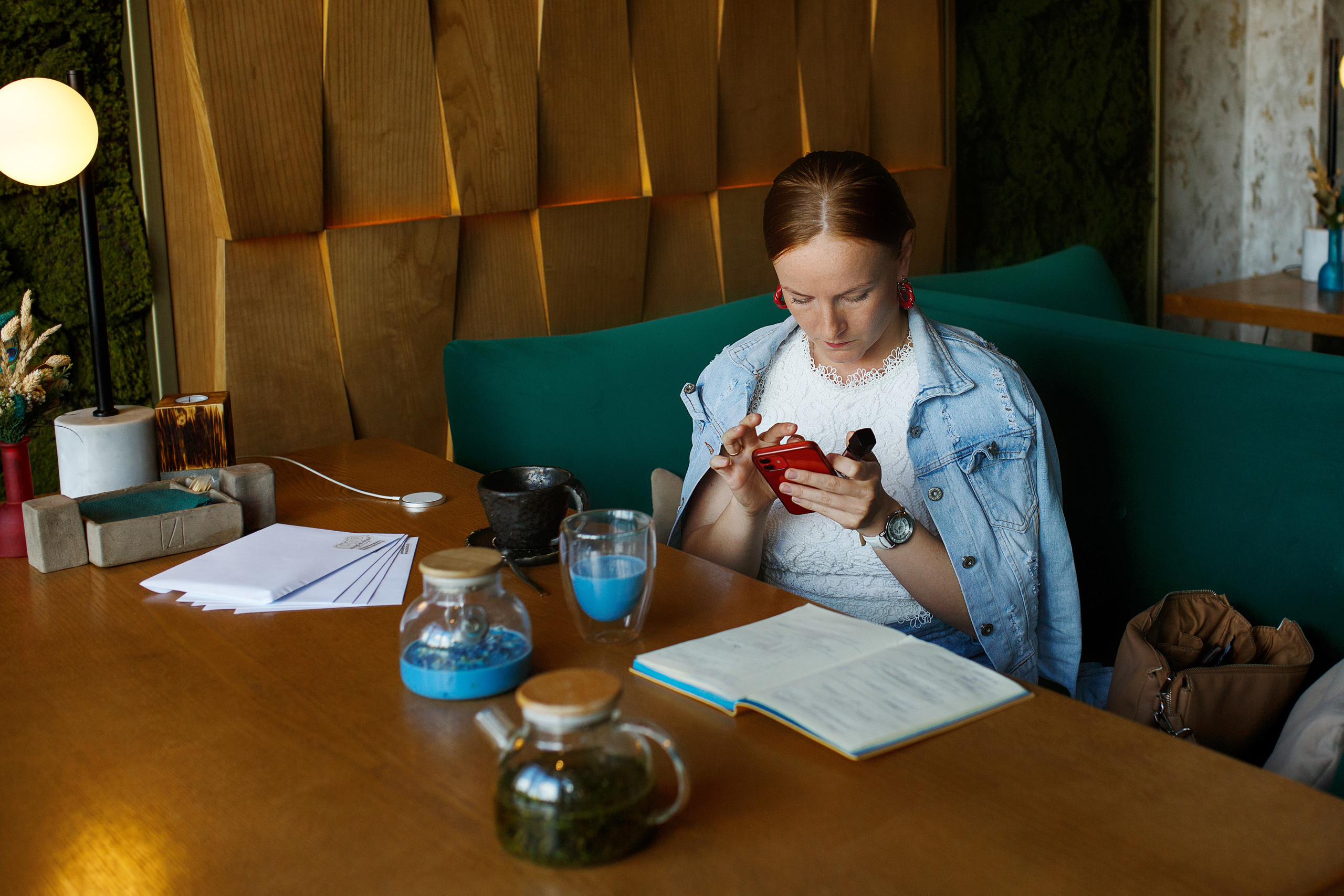 Катя в кафе. Семейный и детский фотограф в Ярославле