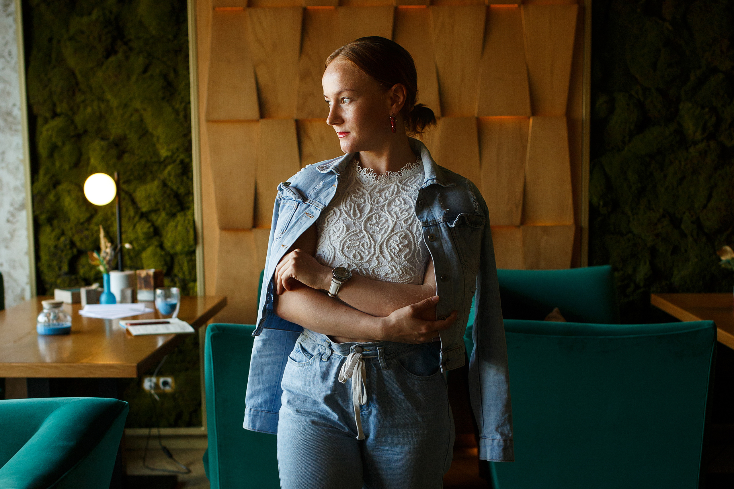 Катя в кафе. Семейный и детский фотограф в Ярославле