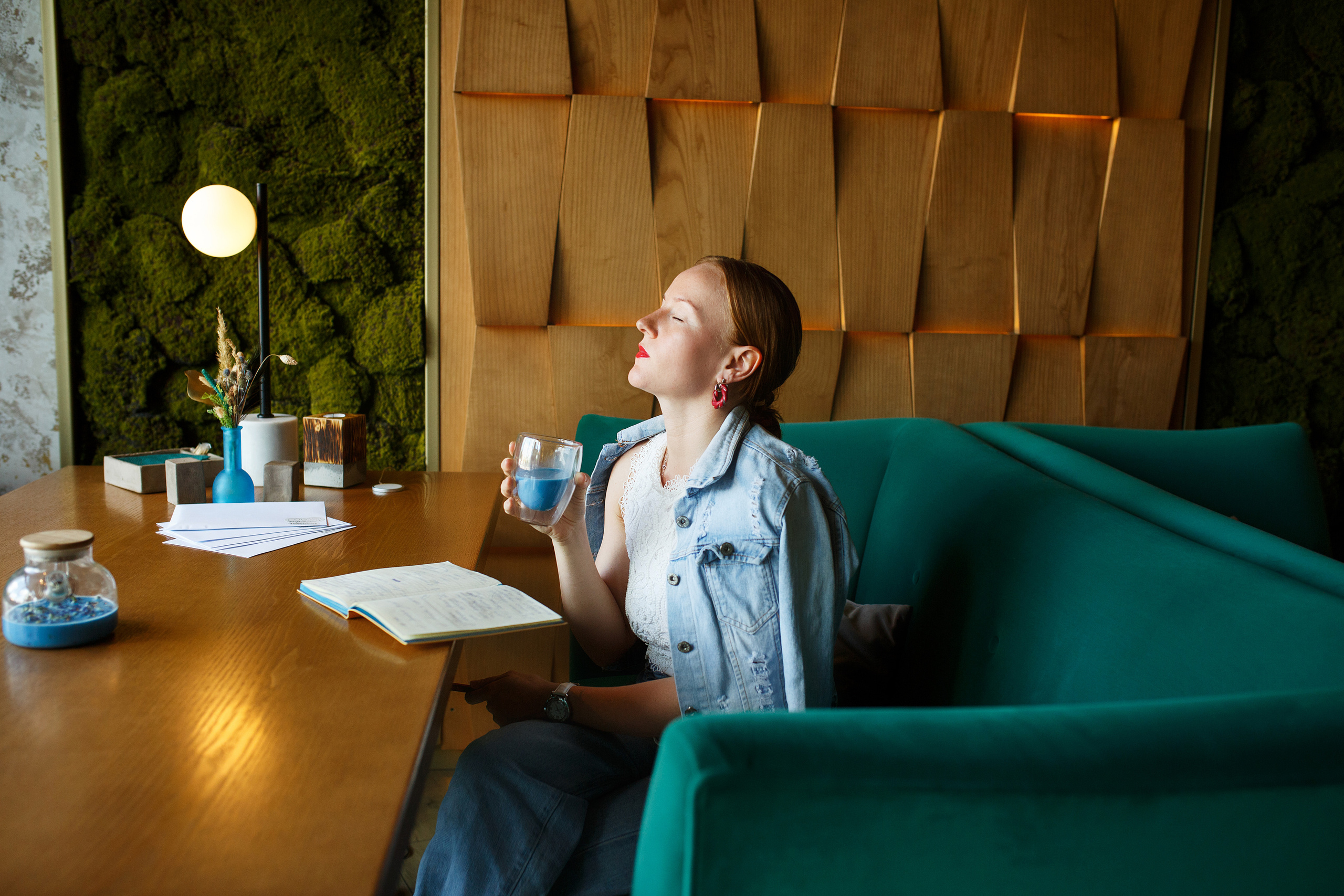 Катя в кафе. Семейный и детский фотограф в Ярославле