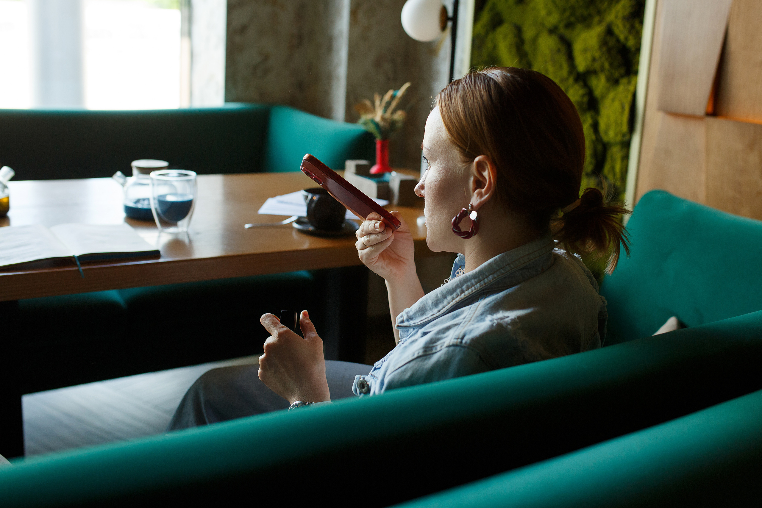 Катя в кафе. Семейный и детский фотограф в Ярославле