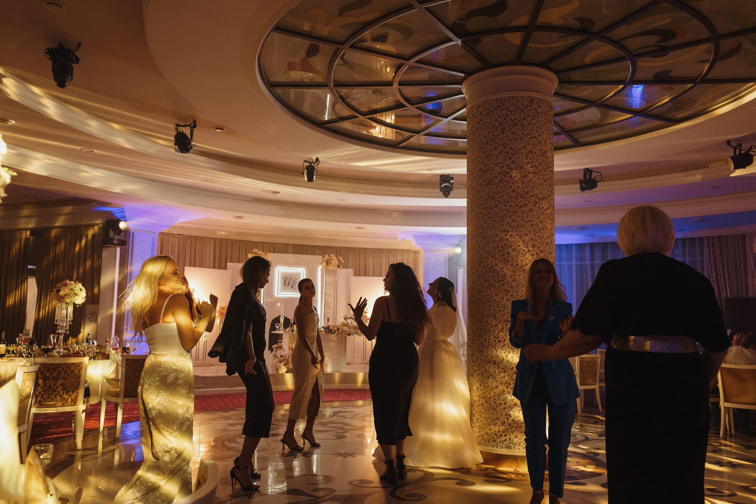 Фотограф в Таганроге летняя свадьба: Романтическая свадебная прогулка. Свадебный и семейный фотограф в Таганроге Бакарюк Антон