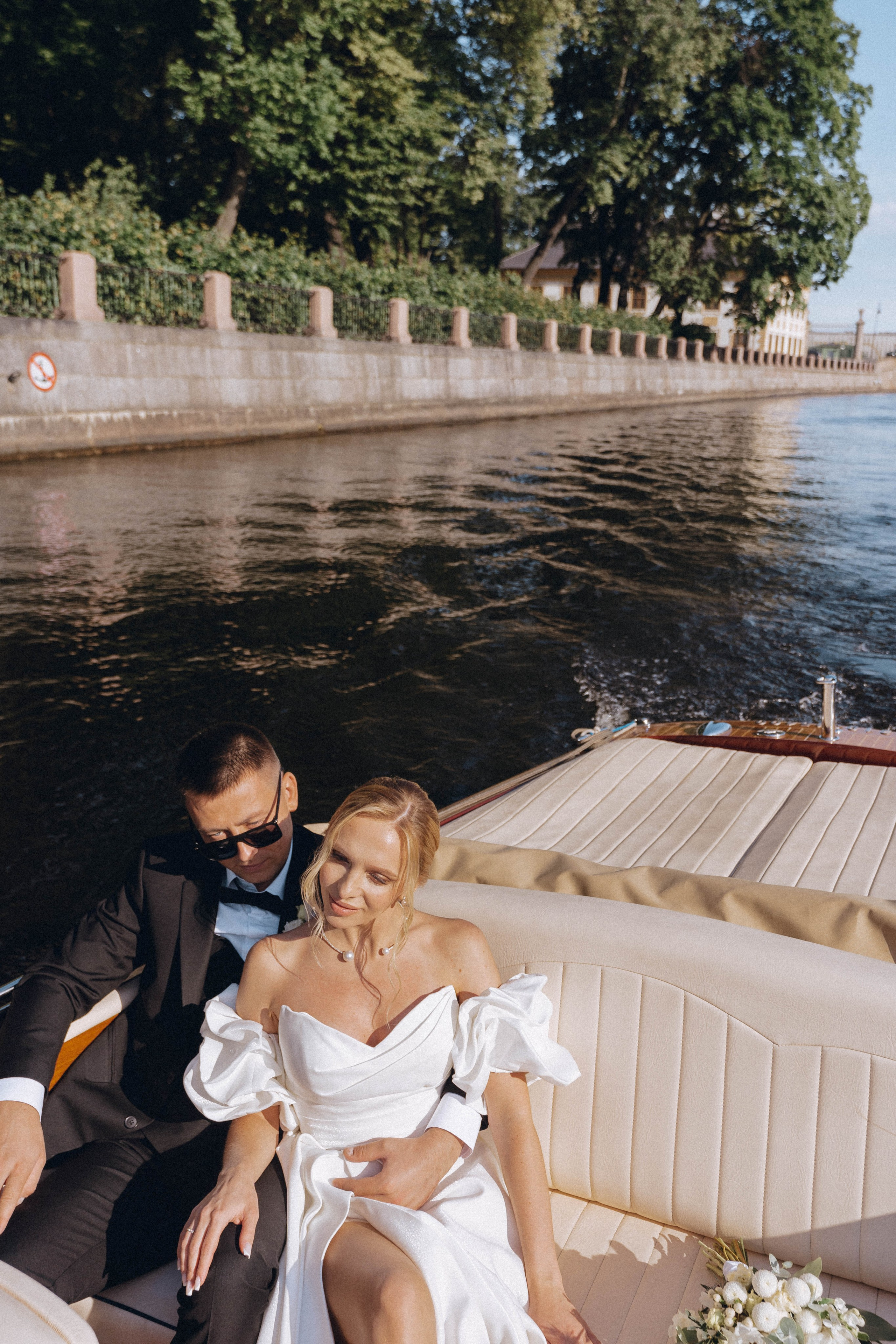 СВАДЕНБНАЯ СЬЕМКА НА КАТЕРЕ ПО КАНАЛАМ САНКТ-ПЕТЕРБУРГА И В АКВАТОРИИ НЕВЫ. Профессиональный фотограф, Санкт-Петербург — Виктория Богомолова