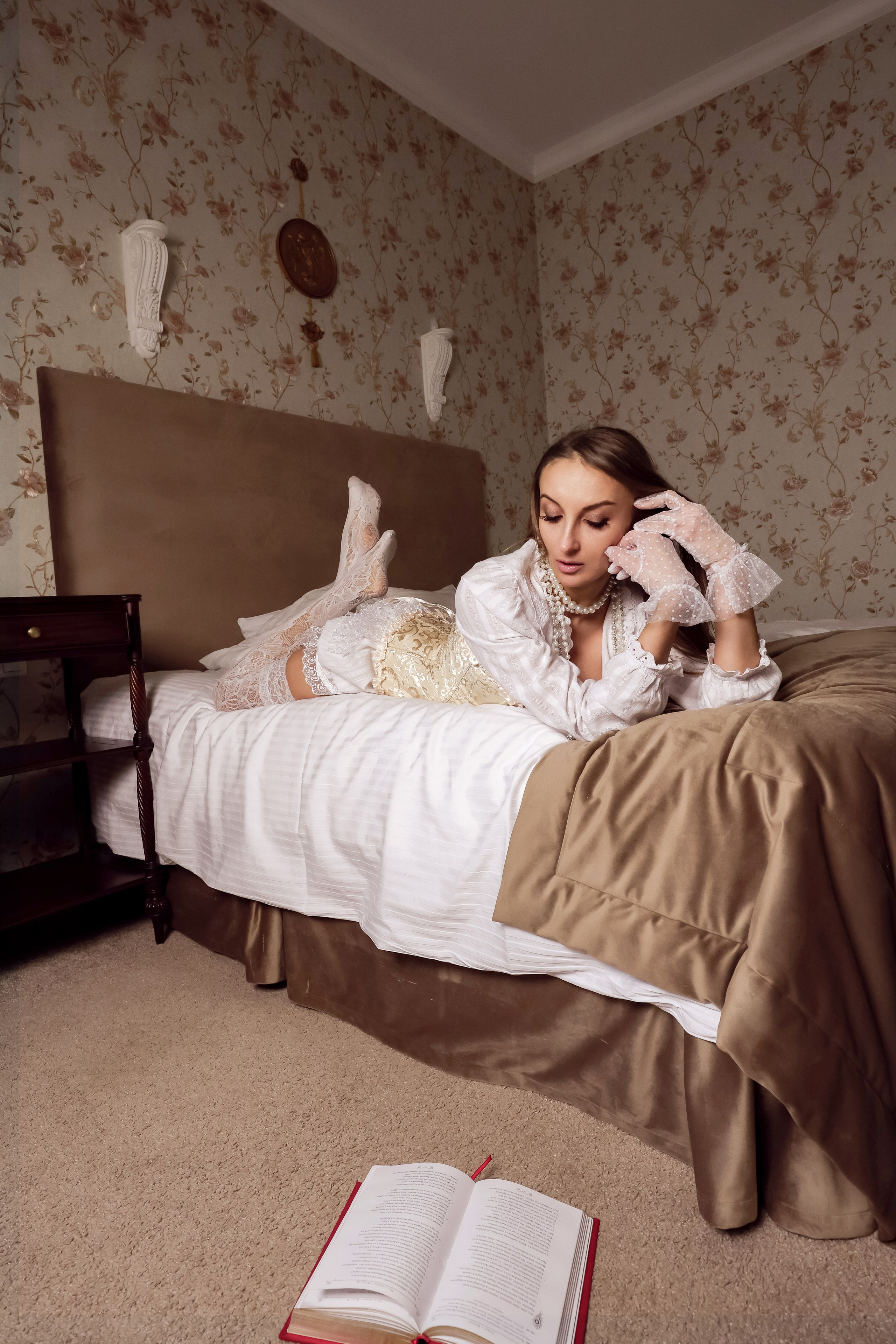 Фотосессия в номере отеля с винтажной мебелью