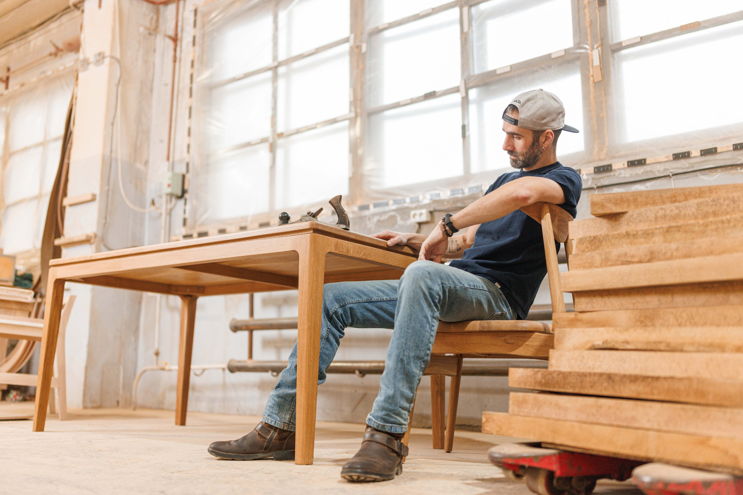 Артур и его стулья. Фотограф Балаев Михаил