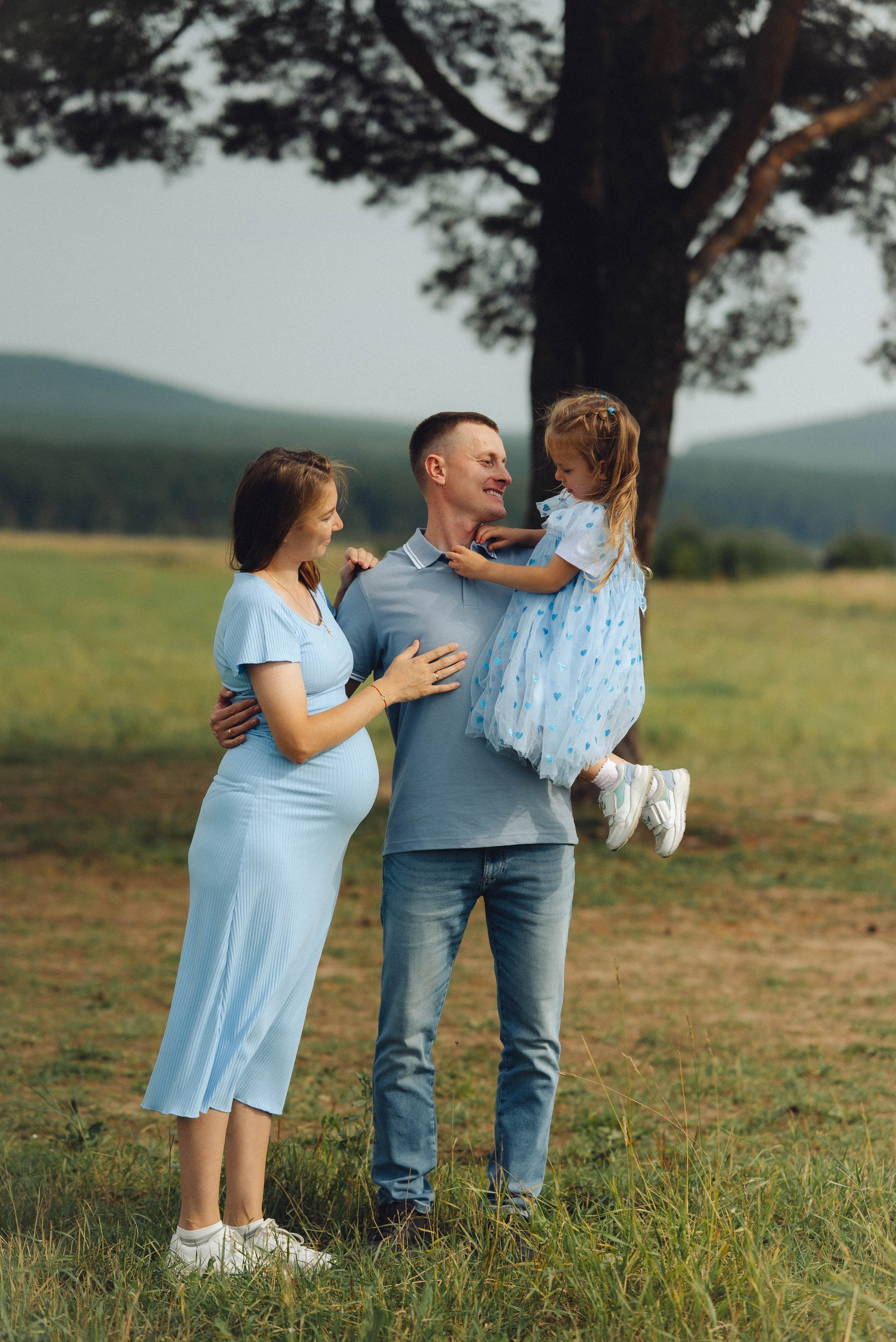 У дерева. Портретный и семейный фотограф в Екатеринбурге Мишина Татьяна