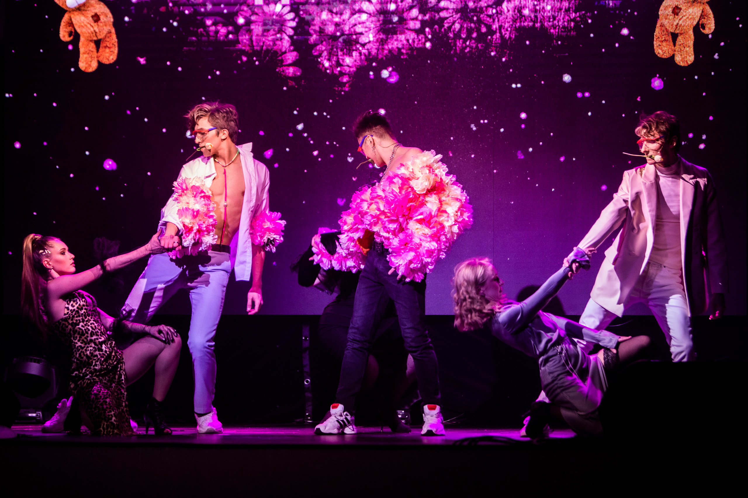 Кадры с пресс-показа иммерсивного шоу «Во имя любви» в «Designers from Russia». Фотограф Тая Валюженич