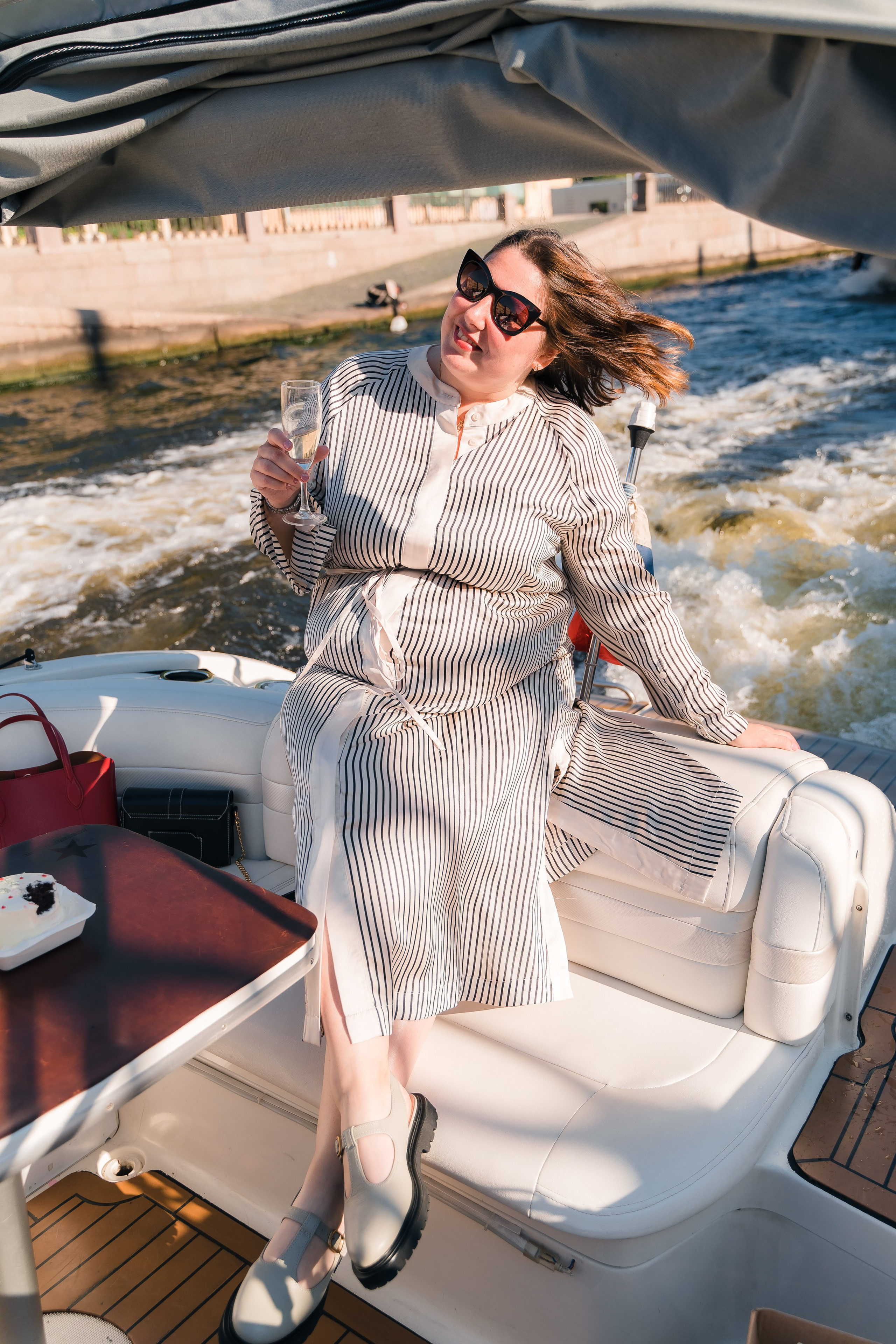 Фотосъемка девичника, встреча девушек, веселые женские портреты