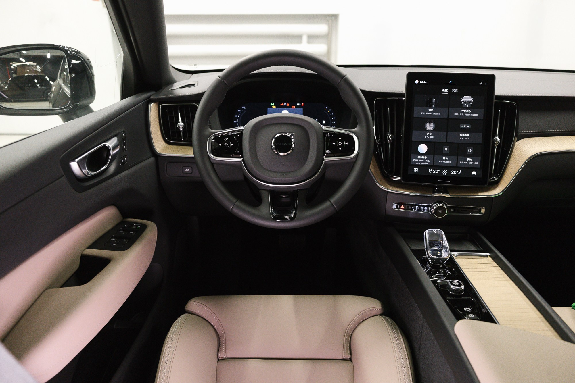 Volvo XC60 2.0 T5 4WD AT (250 л. с.). Автосалон «Х-Авто»