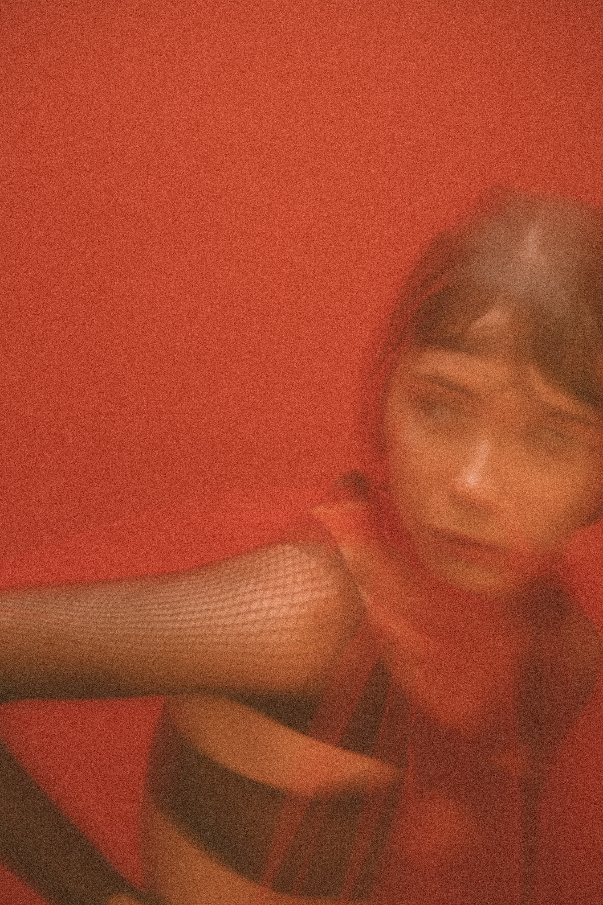 Лиза (Красный фон). Креативный, коммерческий фотограф в Москве