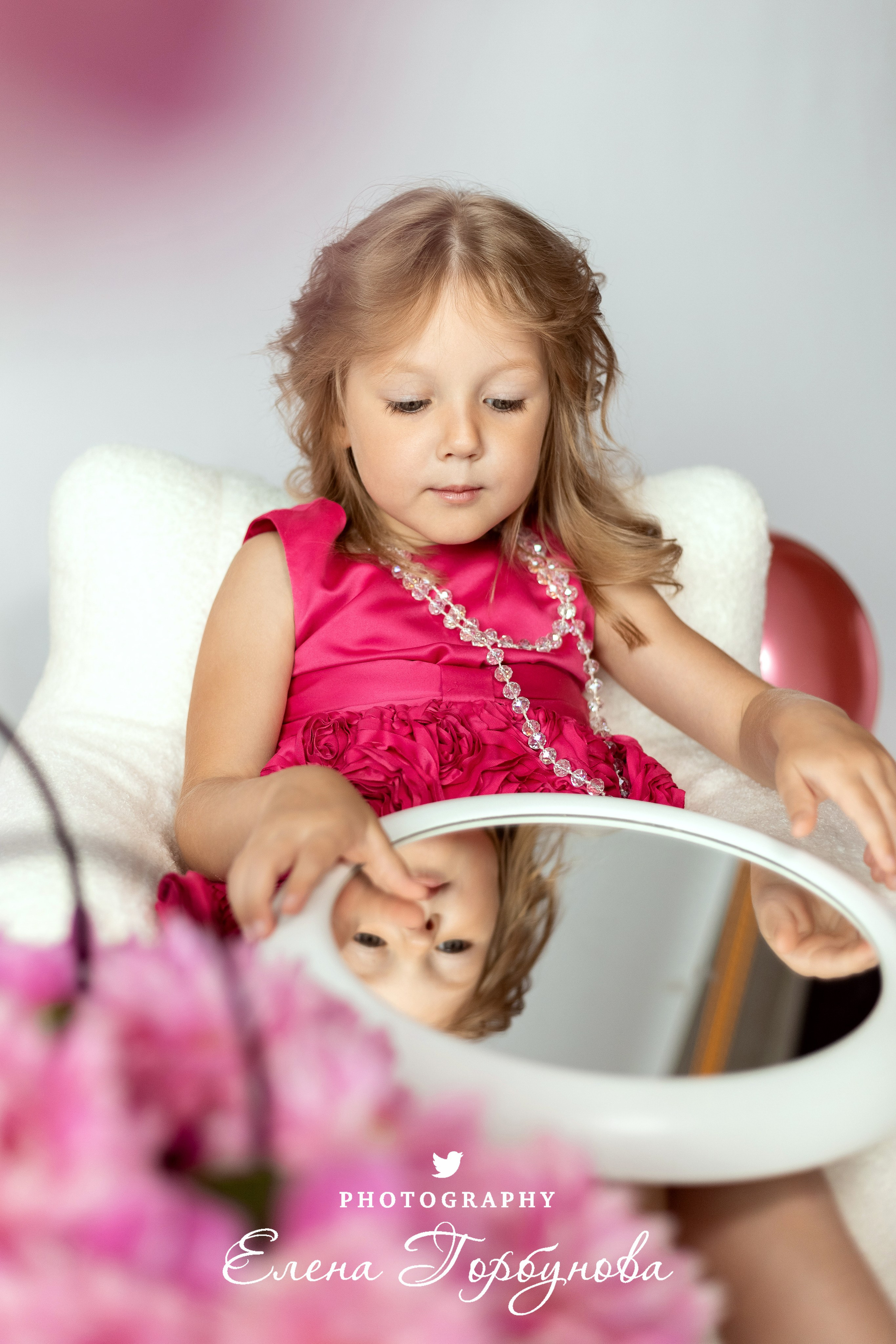 девочка 5 лет в розовом на фотосессии в студии с зеркалом