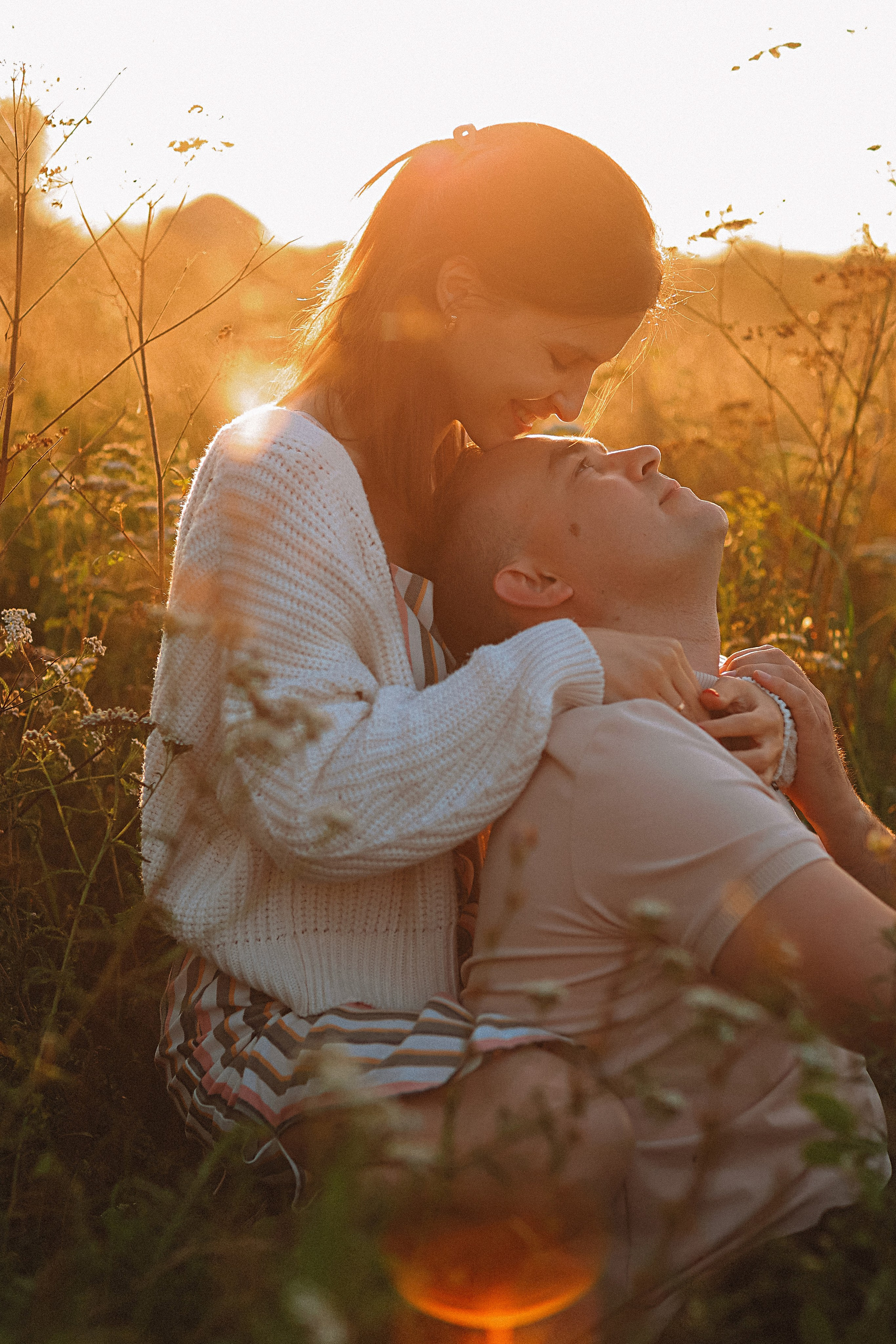 Поле love story на закате. Семейный фотограф Тюмень, фотограф на роды Салмина Мария