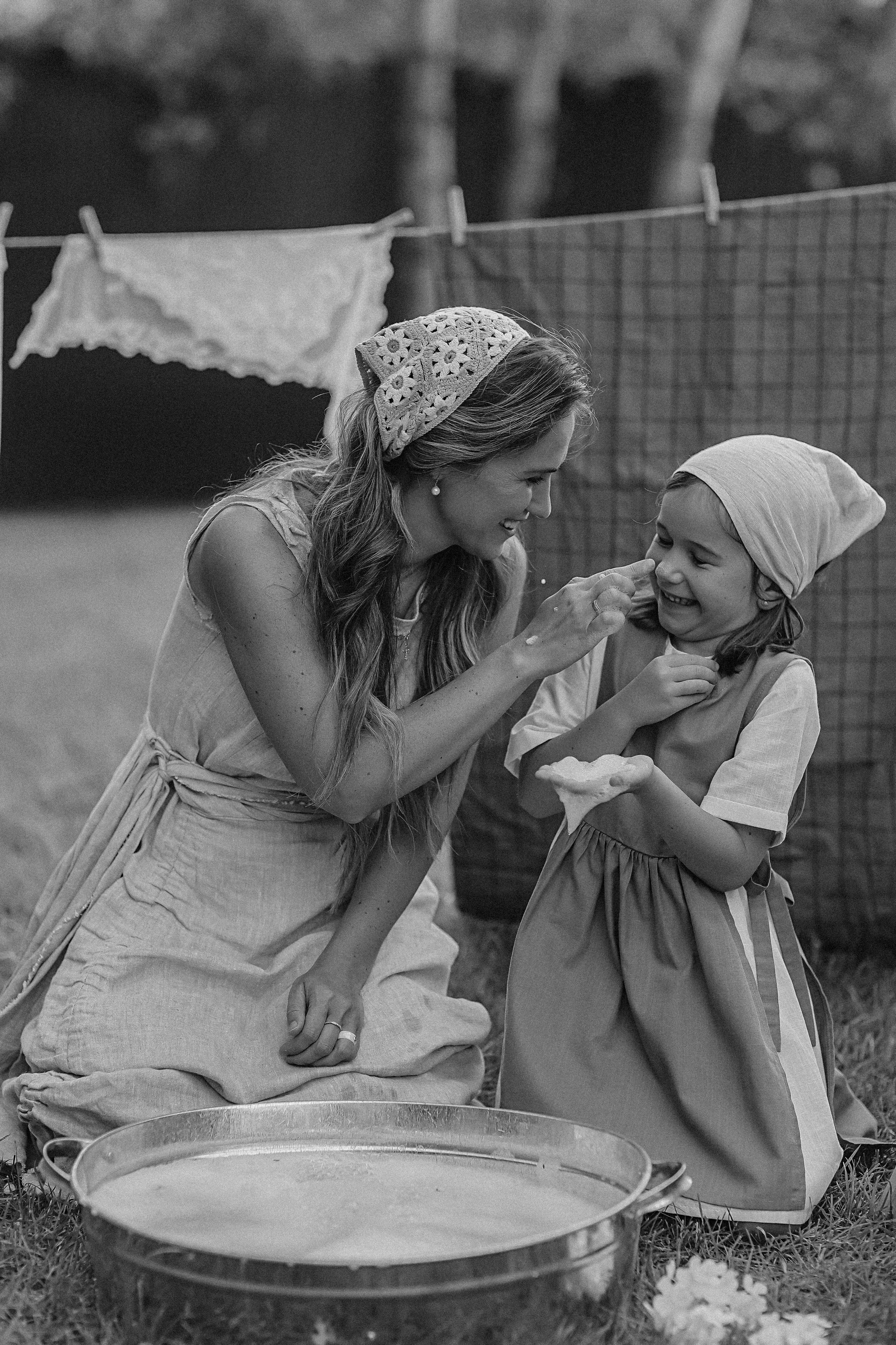 Стирка у дома. Семейный фотограф Тюмень, фотограф на роды Салмина Мария