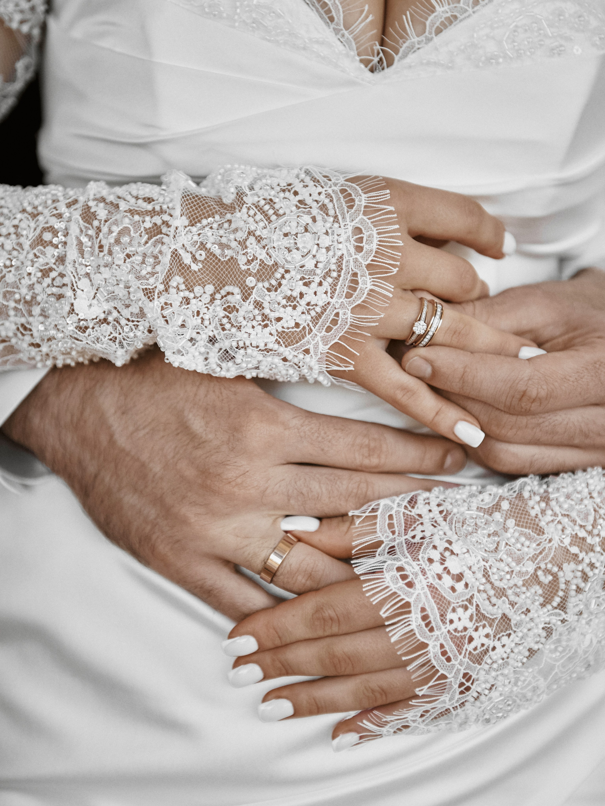 Свадебный портрет молодожёнов в студии