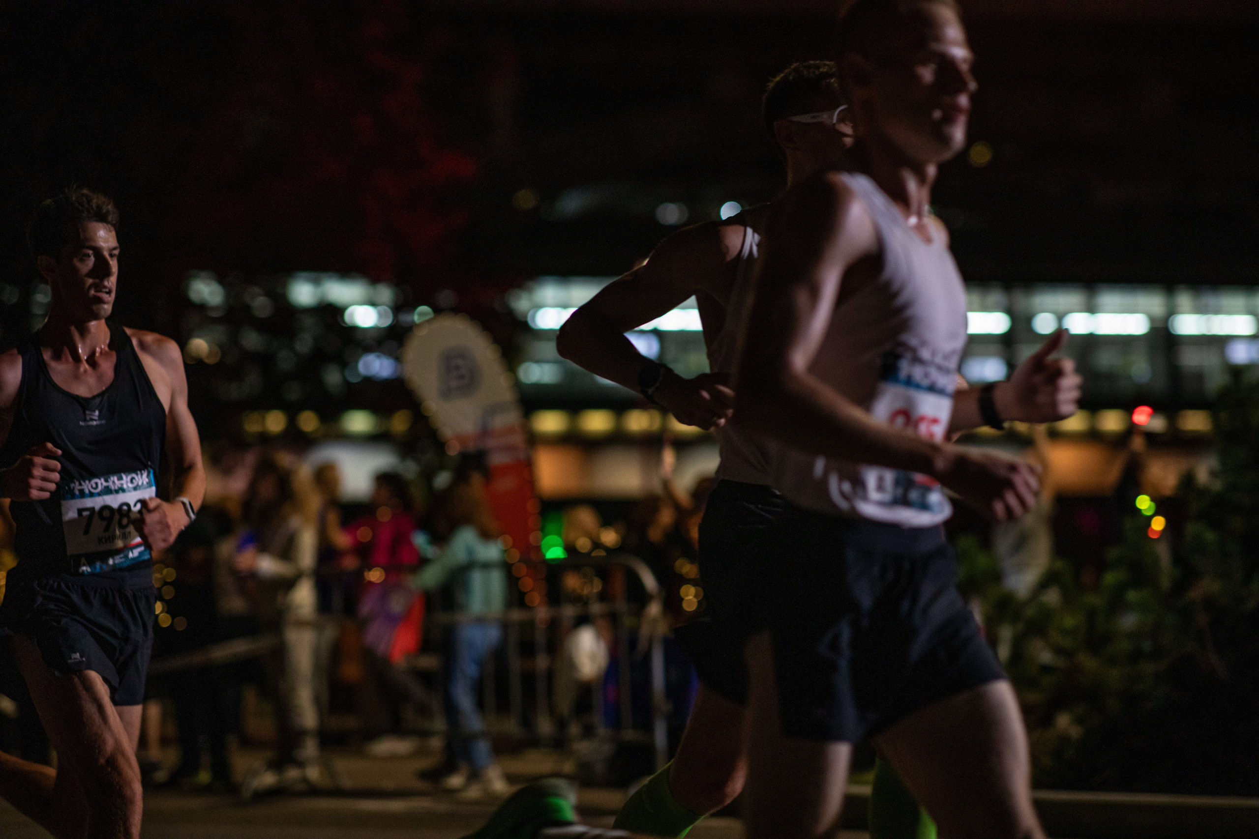 Ночной забег в ленте фотографий бегунов 03.08.24. Фотограф Сергей Ловкий