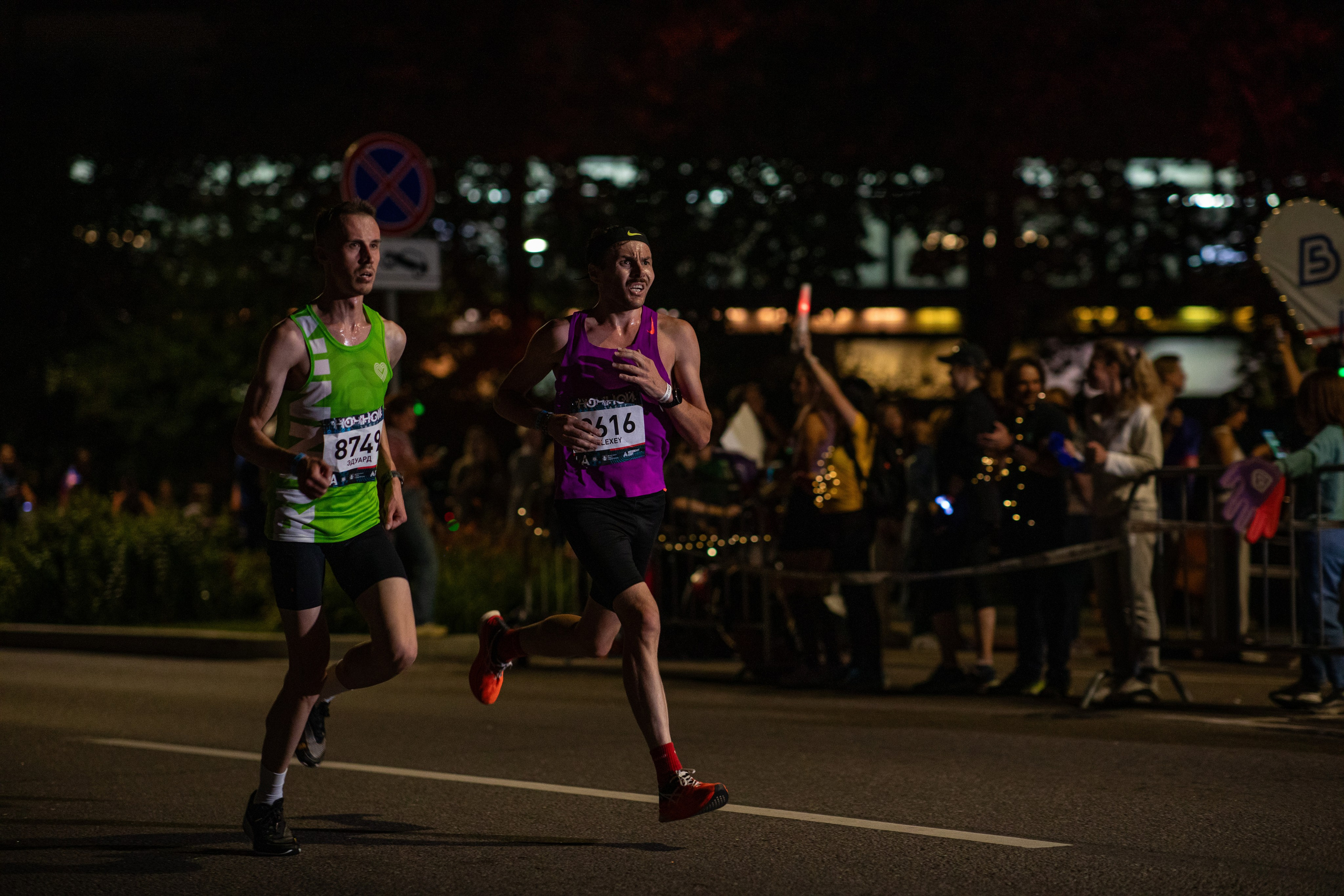 Ночной забег в ленте фотографий бегунов 03.08.24. Фотограф Сергей Ловкий