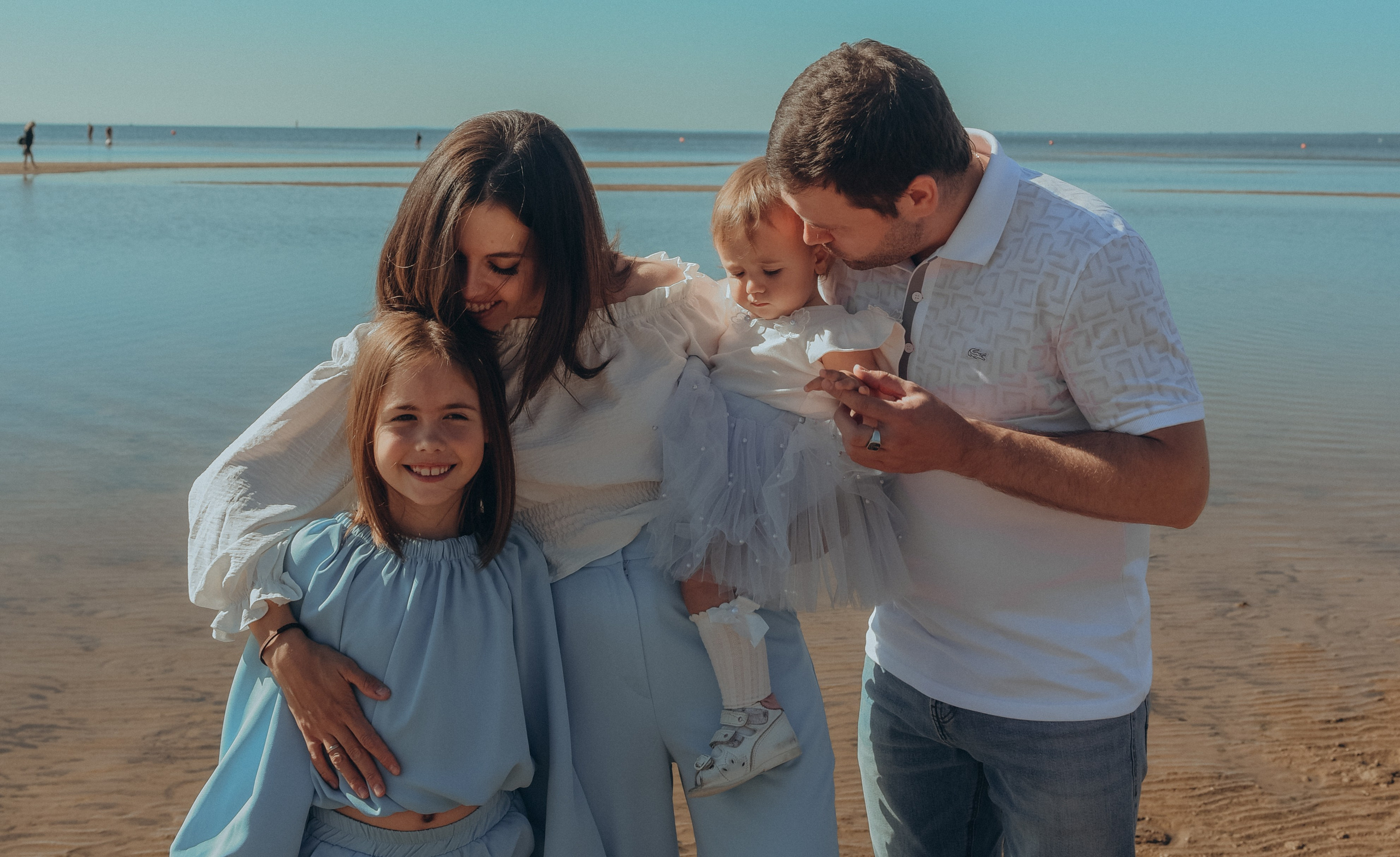 Семейная фотопрогулка на заливе. Алена Виталий Илона Ника. Семейный и свадебный фотограф в Санкт-Петербурге Яна