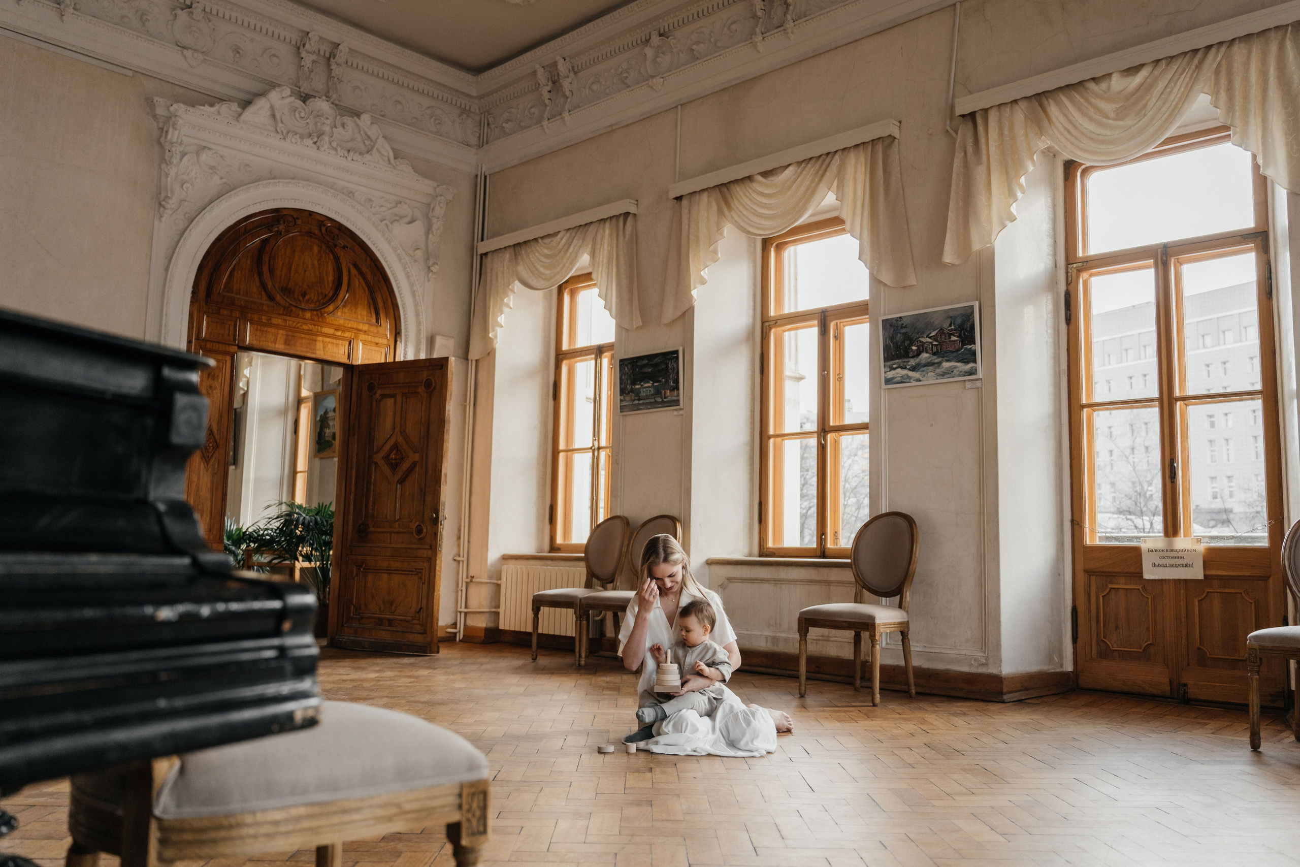 Маленькие ножки в читальне им. Пушкина. Ваш фотограф Вика Артемова