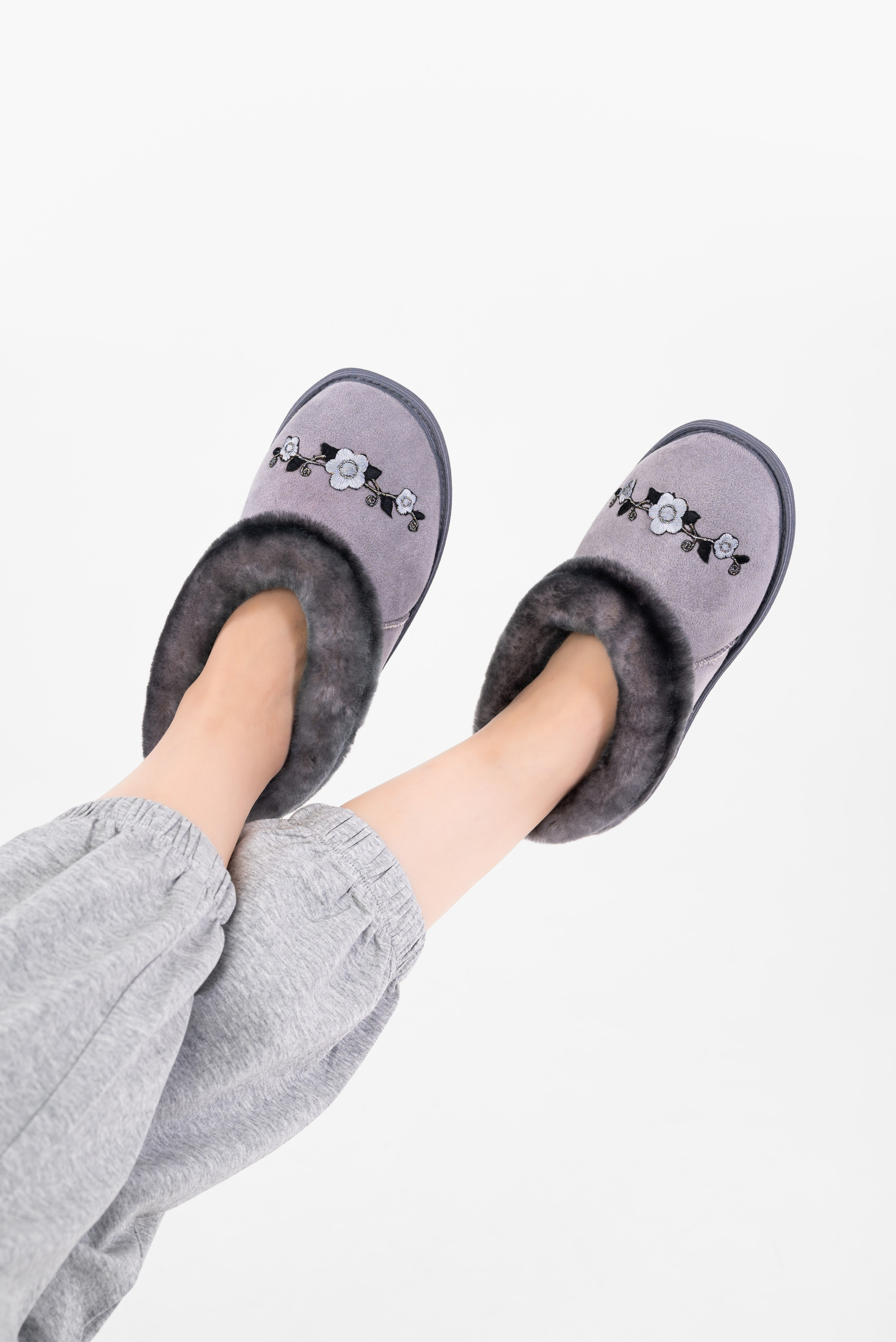 Тапочки и чуни. Предметный фотограф, фото для маркетплейсов Пятигорск, КМВ