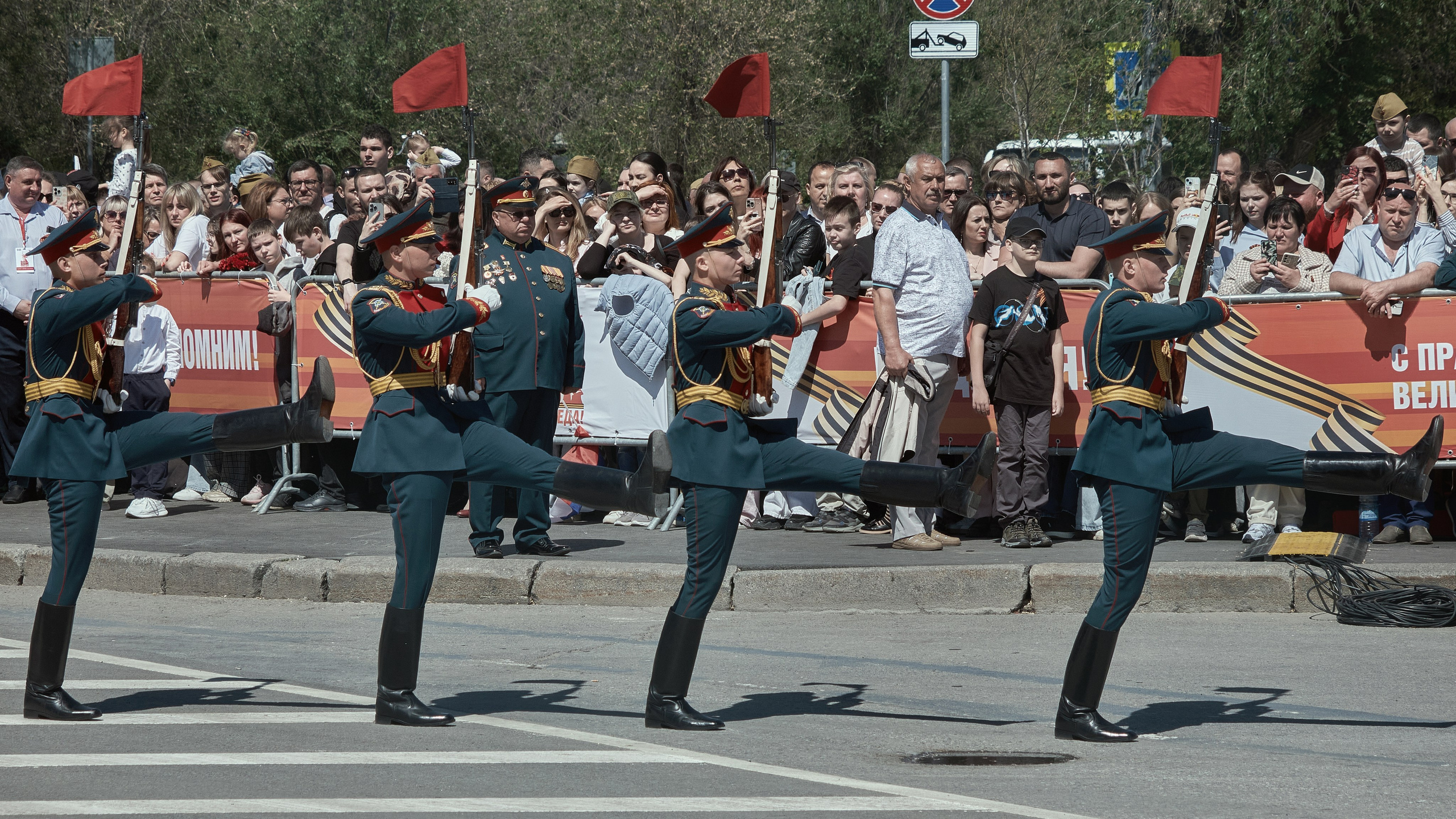 Современный танк Т-72 выезжает на центральную площадь Волгограда под салют артиллерии и овации собравшихся горожан