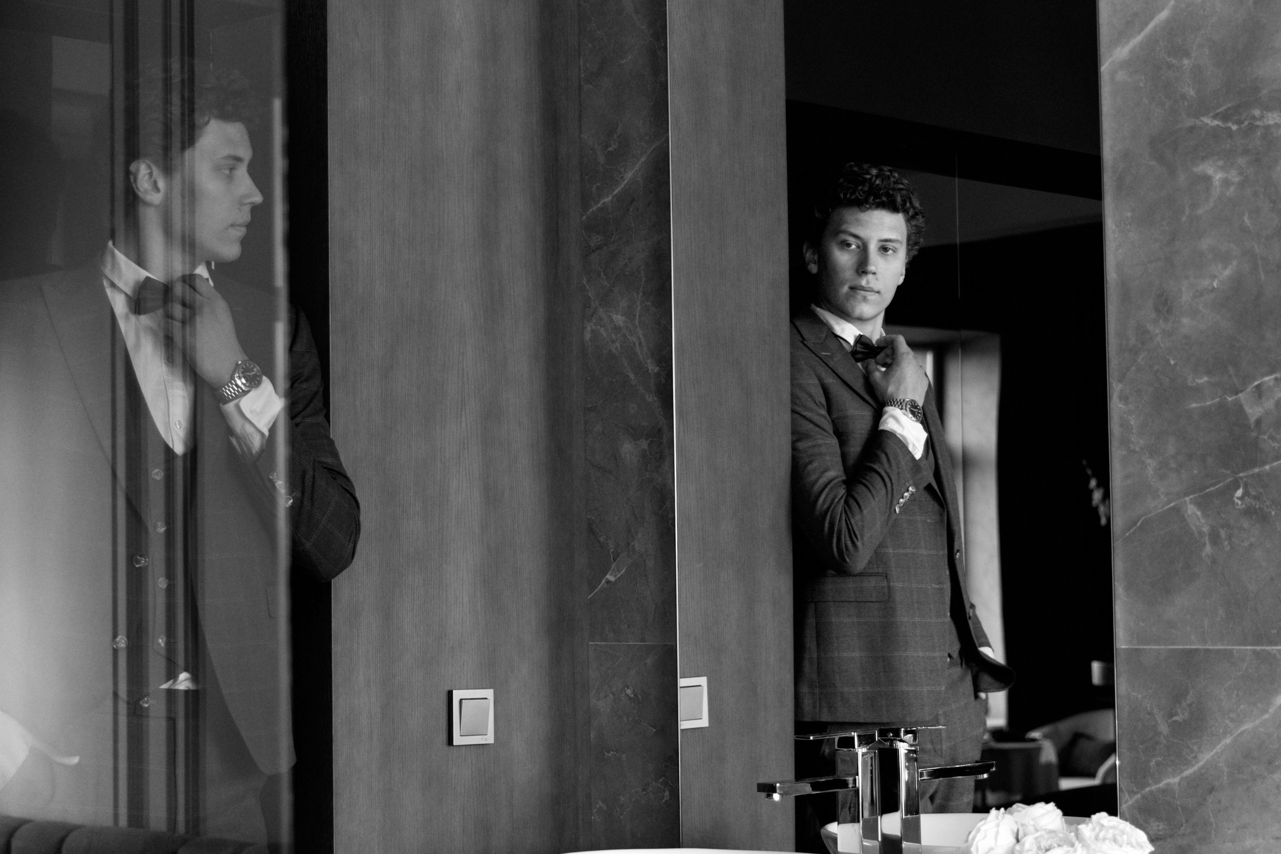 Жених в клетчатом костюме в Казани. Свадебный фотограф