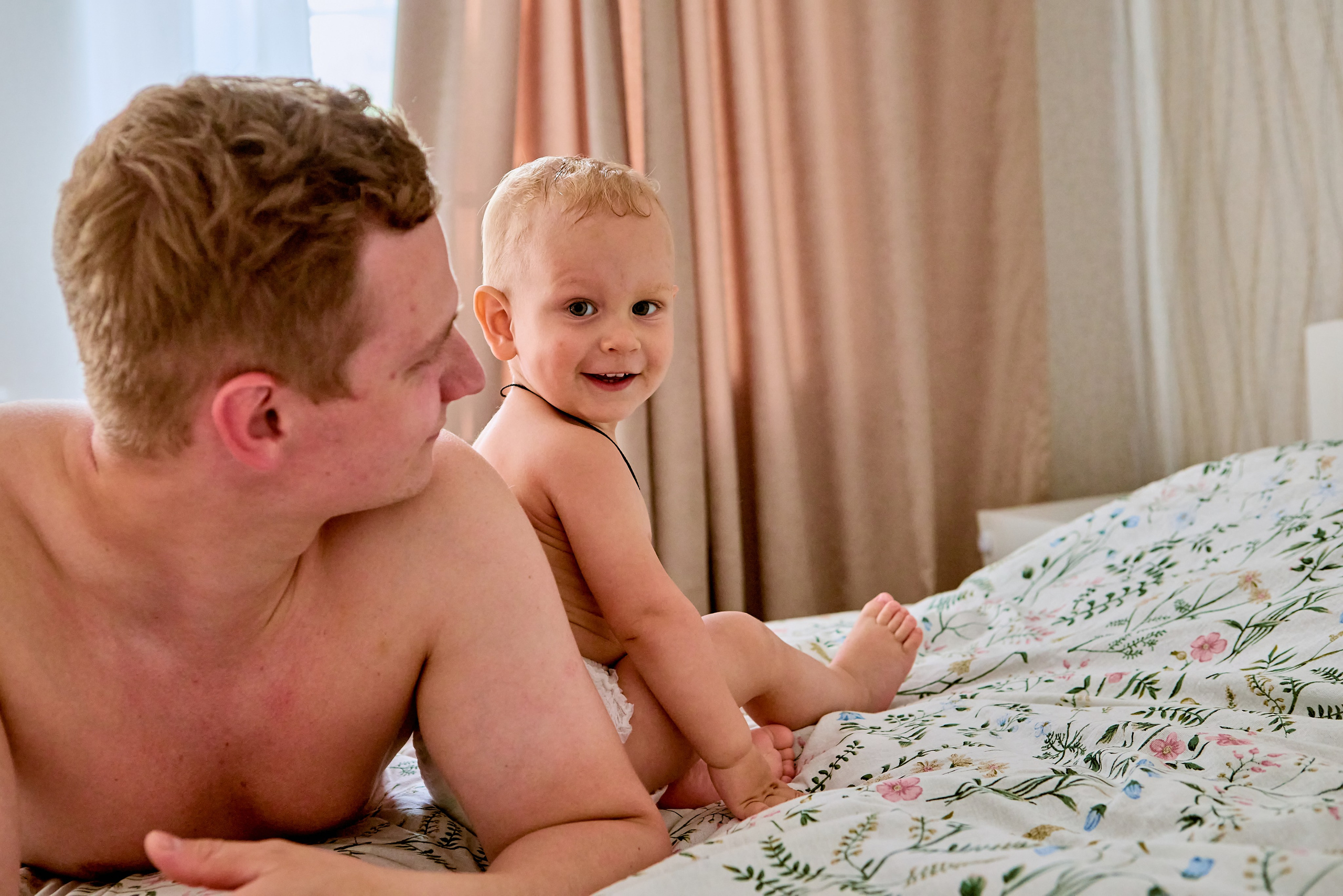 Младенец в объятиях близких — живой символ детской радости и света. Православный фотограф Николай Голованов и г. Дзержинск.