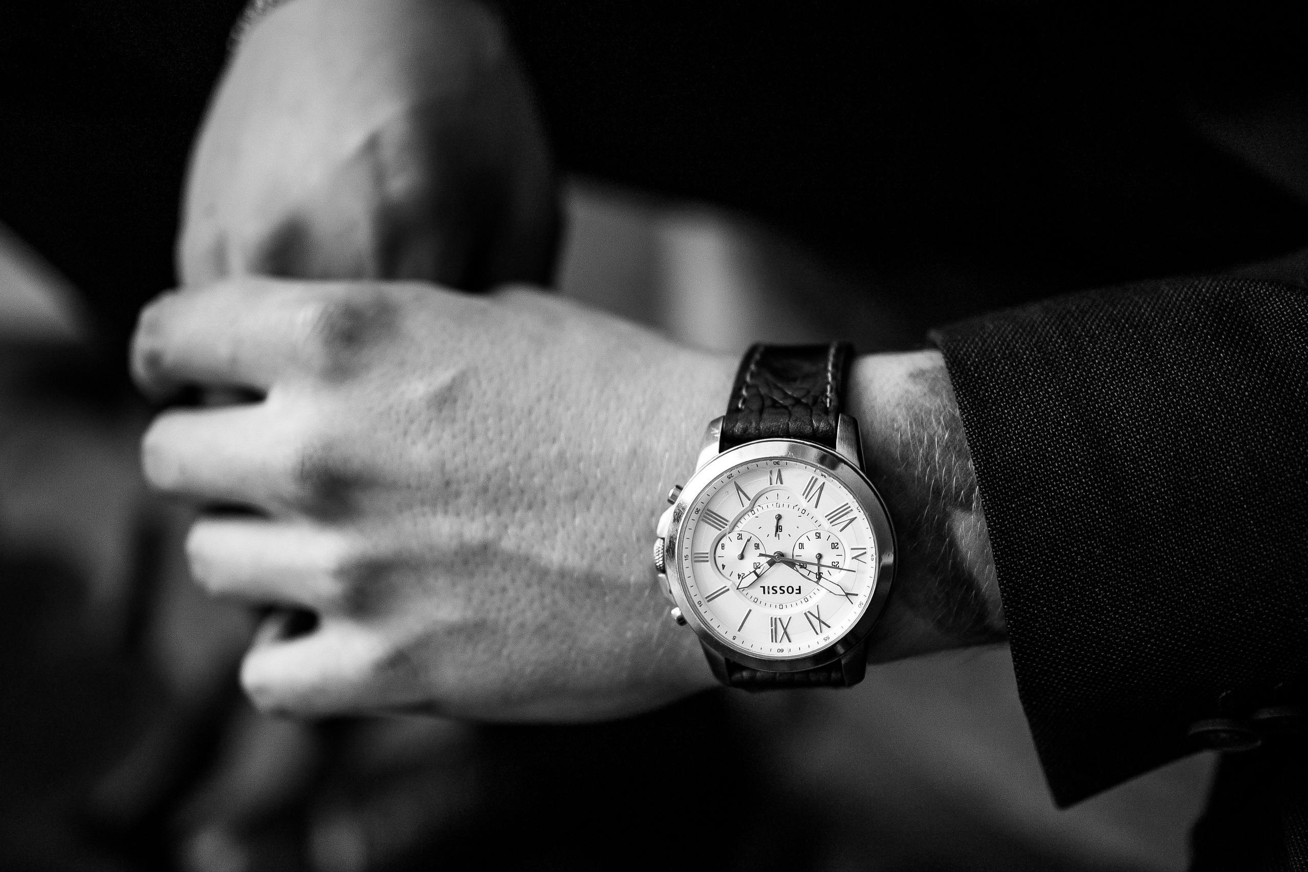 Стильный портрет жениха в отеле