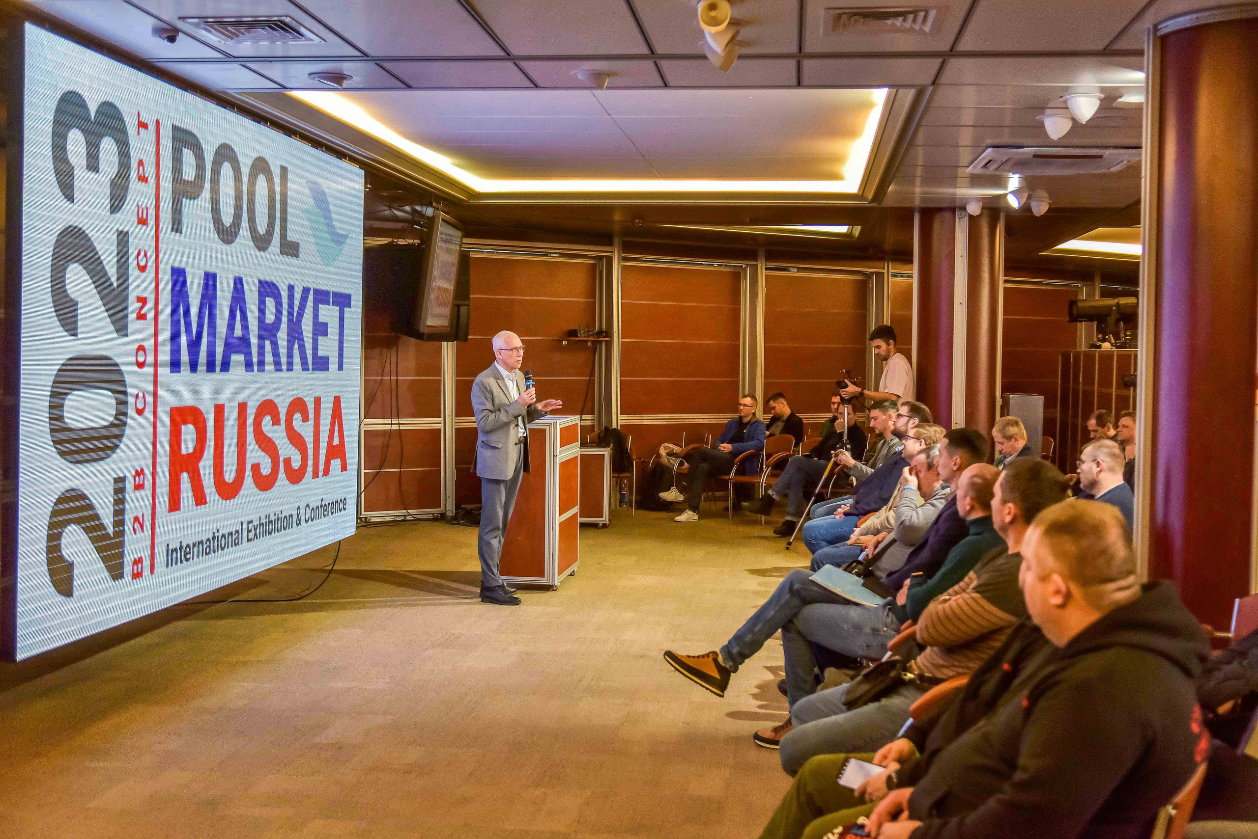 Репортажная съемка с выставки в Москве: выступление спикера на сцене