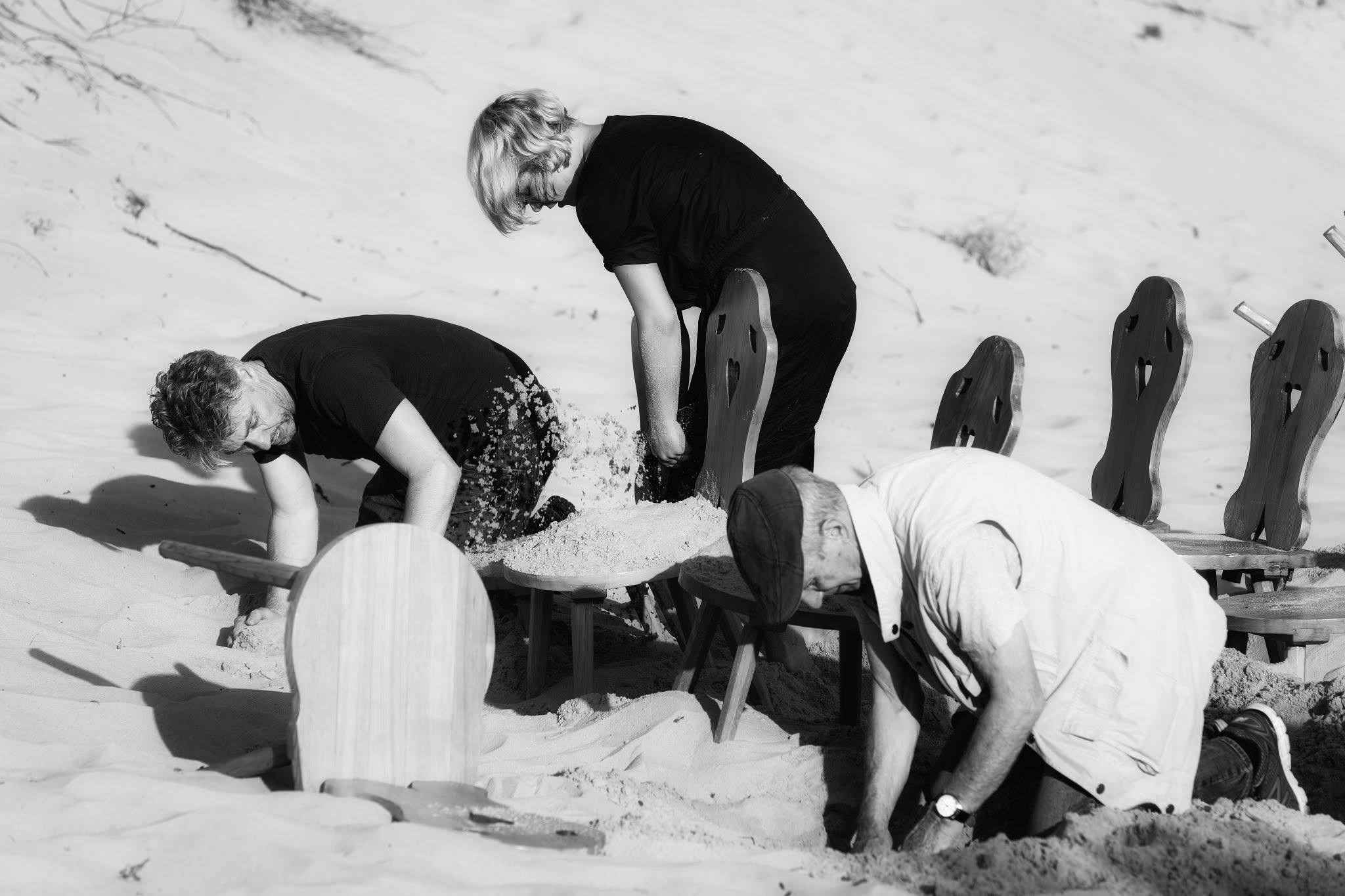 ОДИН СТУЛ, МНОГО СТУЛЬЕВ. Художественная группа «Нежные Бабы»