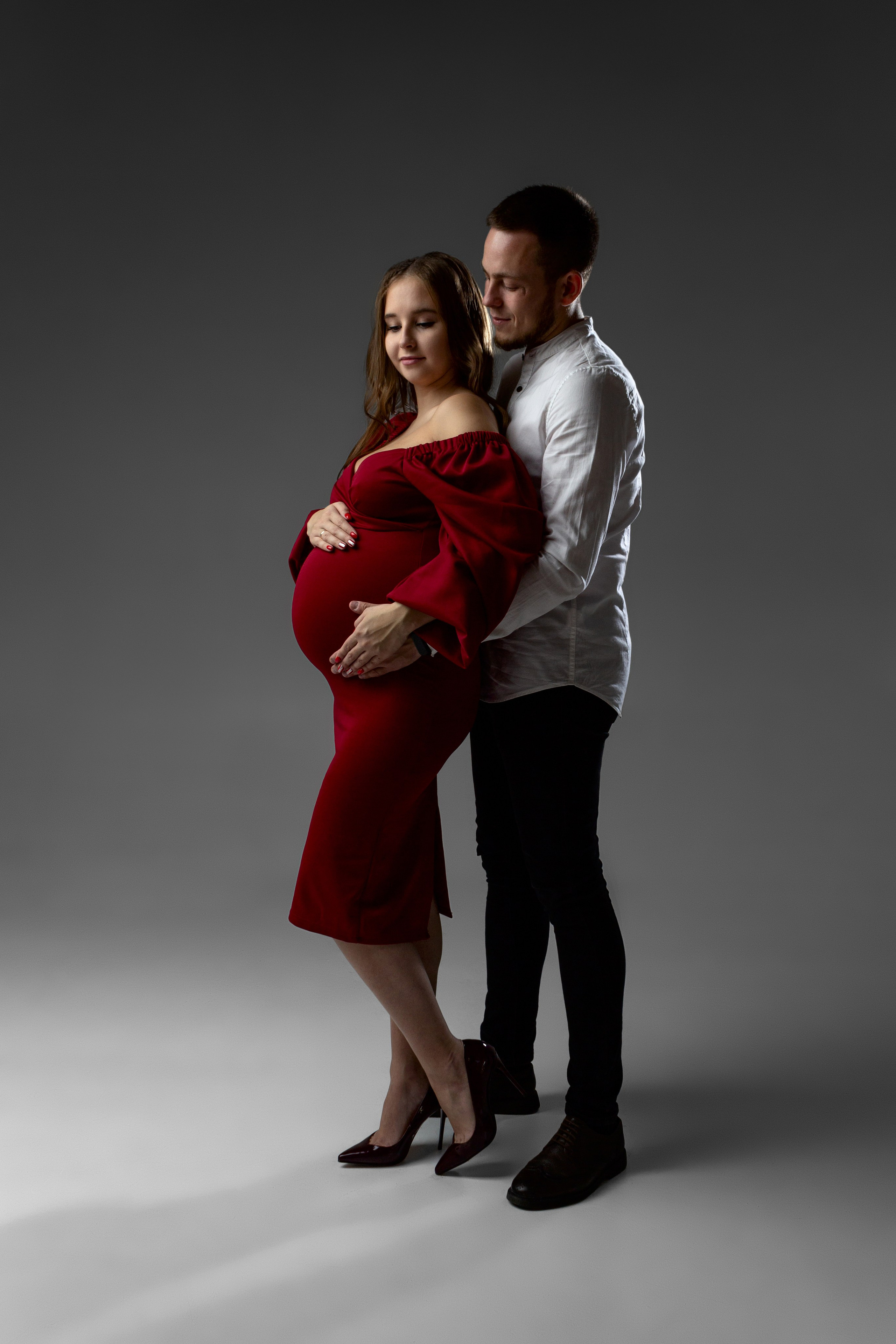 Совместная фотосессия беременности, беременная девушка с супругом. Фотограф беременности в Тюмени Любовь Докучаева