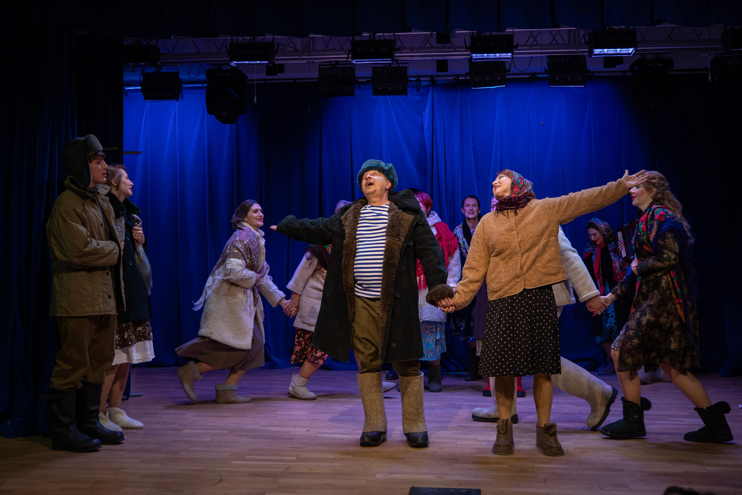 «Девчата», спектакль театральной студии «Дом». Фотограф Сергей Ловкий