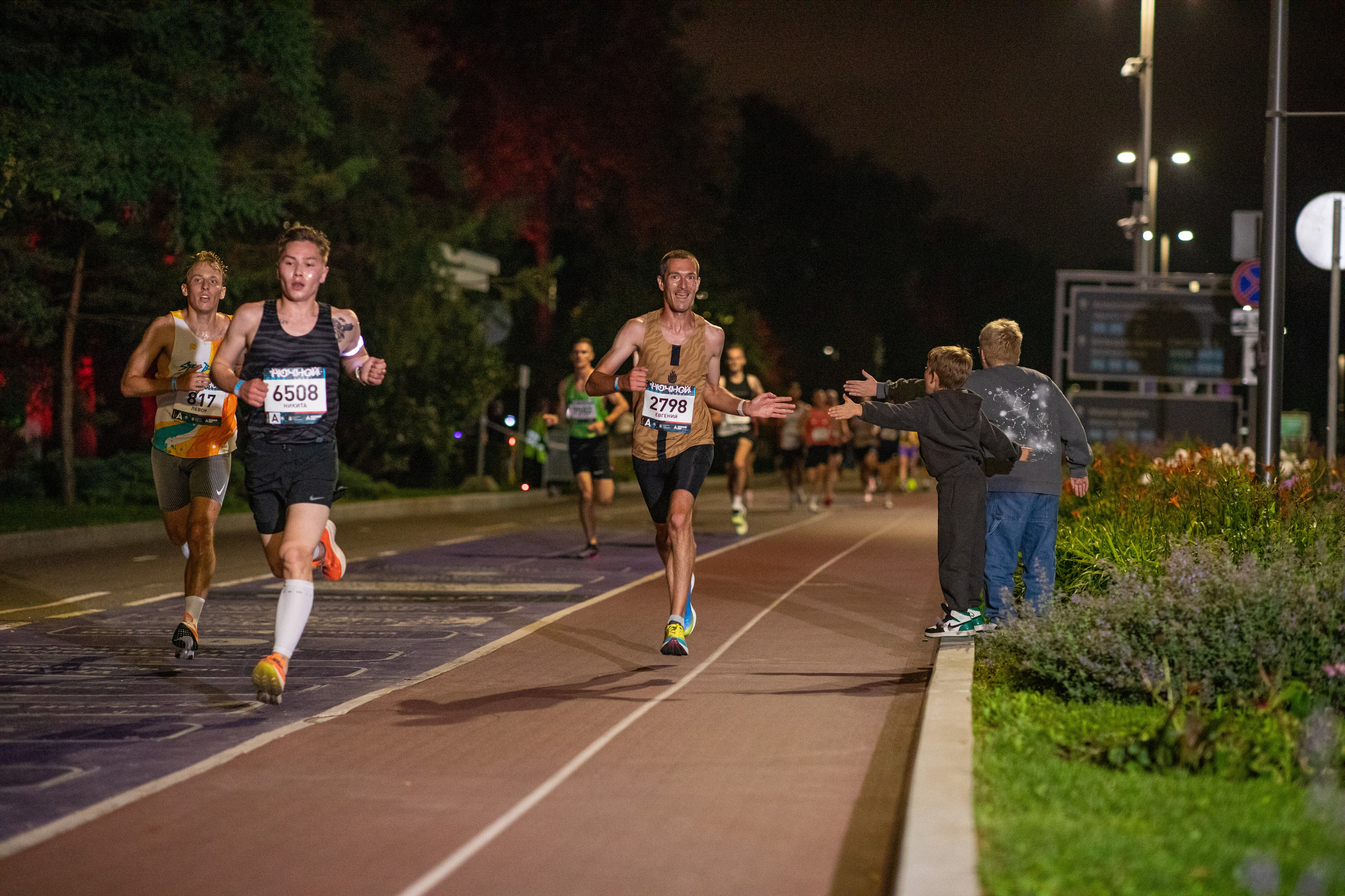 Ночной забег в ленте фотографий бегунов 03.08.24. Фотограф Сергей Ловкий