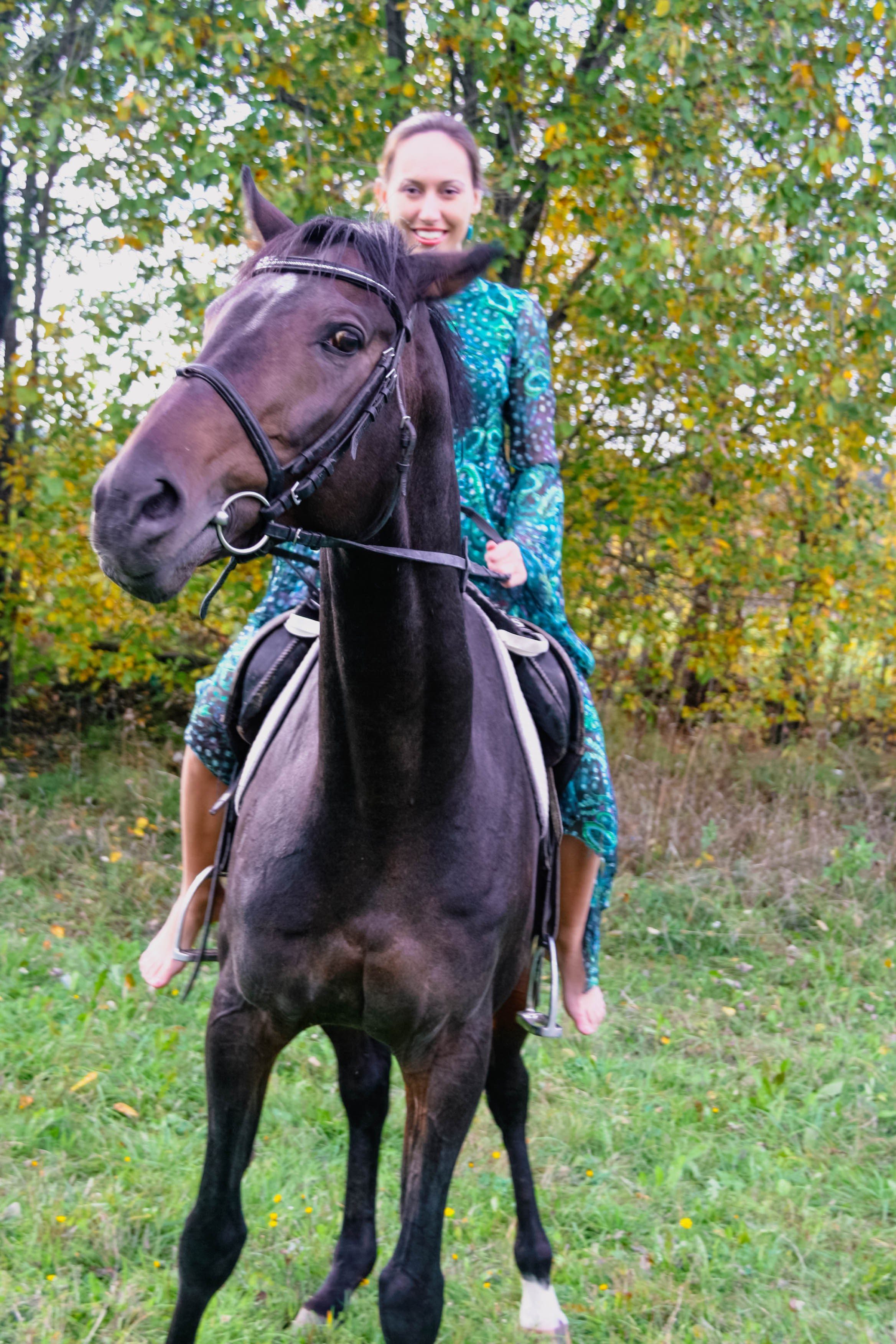 Алёна и Даша на лошади. Фотограф Пермь. Фотосессия в фотостудии Перми и на свежем воздухе