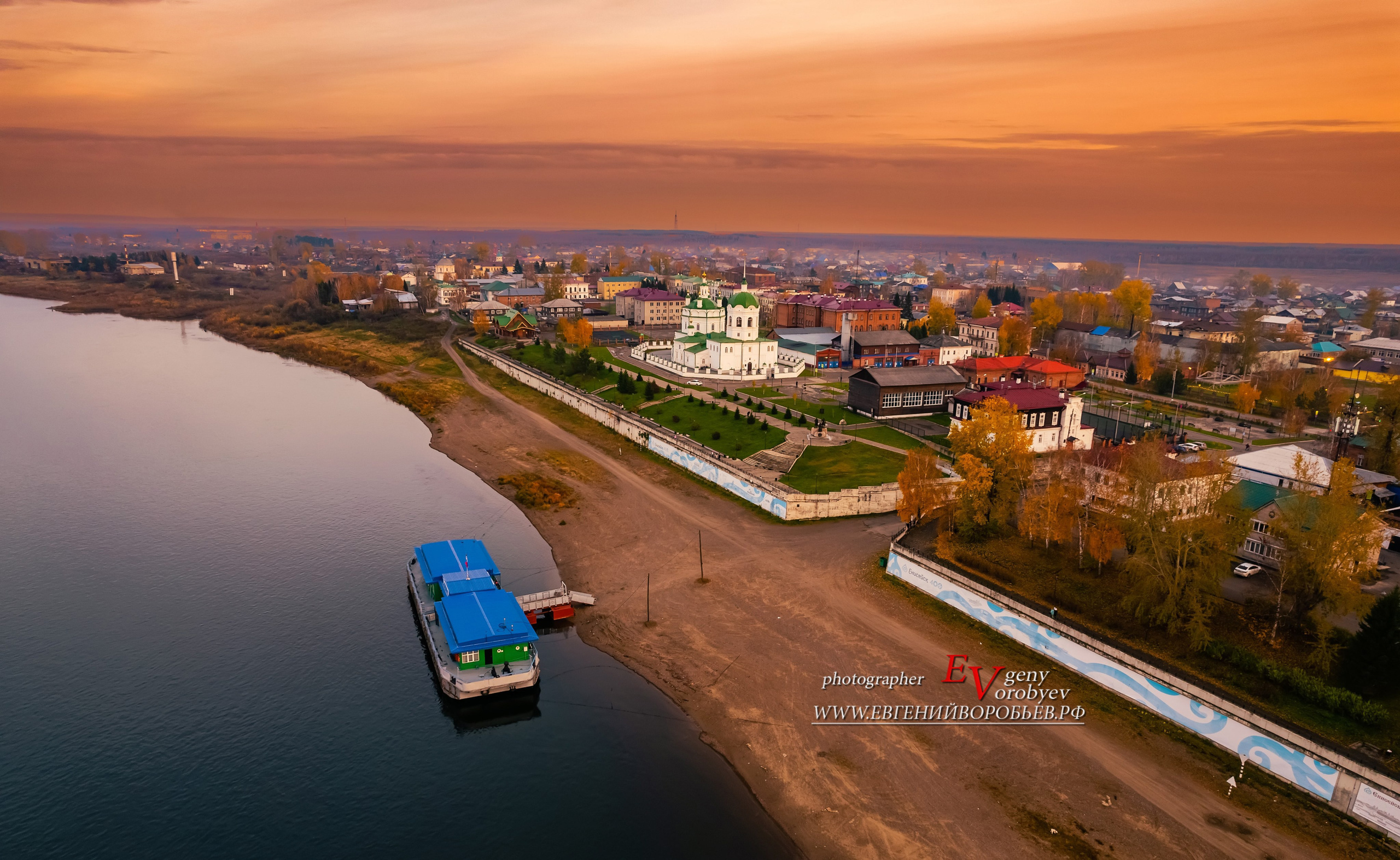 экскурсии Енисейск Красноярск аренда микроавтобуса трансфер индивидуальный тур фото набережная дегустация сибирской кухни интересные места что посмотреть куда сходить что посетить достопримечательности в Енисейске  храм церковь монастырь фототур  цена заказать экскурсию программа маршрут смотровые площадки видовые красивые места путешествие туристический маршрут 