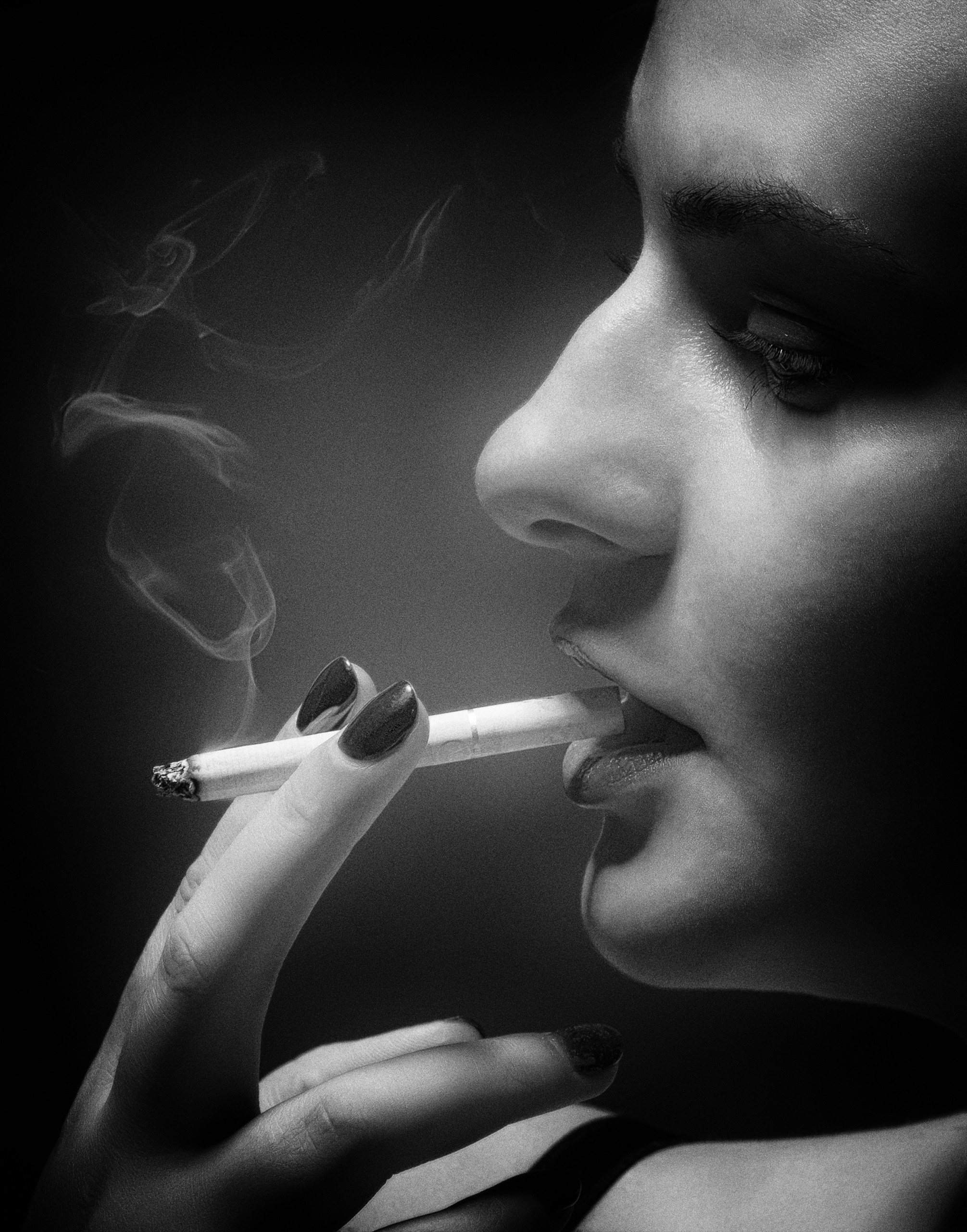 Дым сигарет, девушка курит сигарету. Портретная фотосессия в Москве