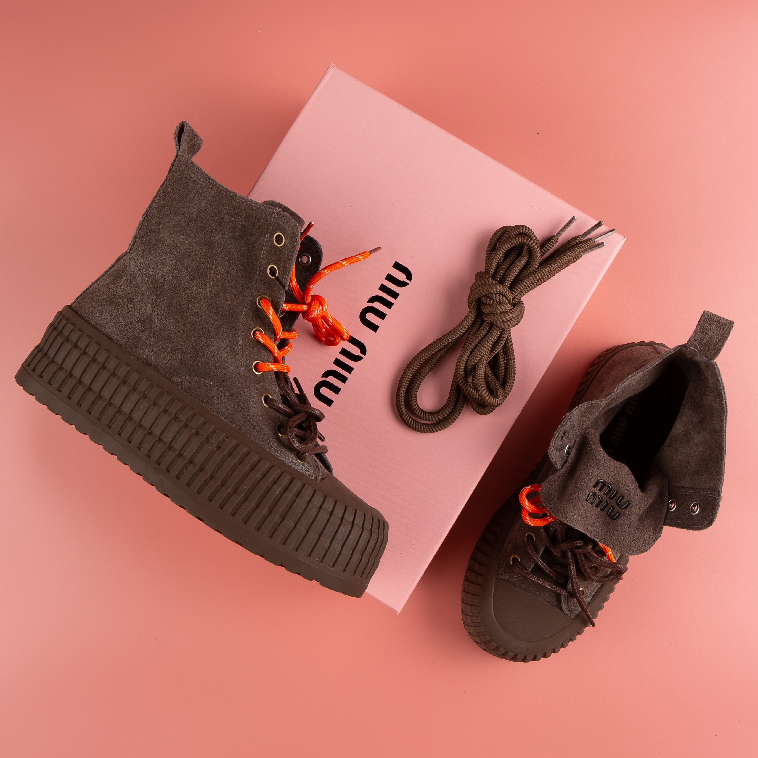 Обувь на цветных фонах. Фотограф Мария Кольцова