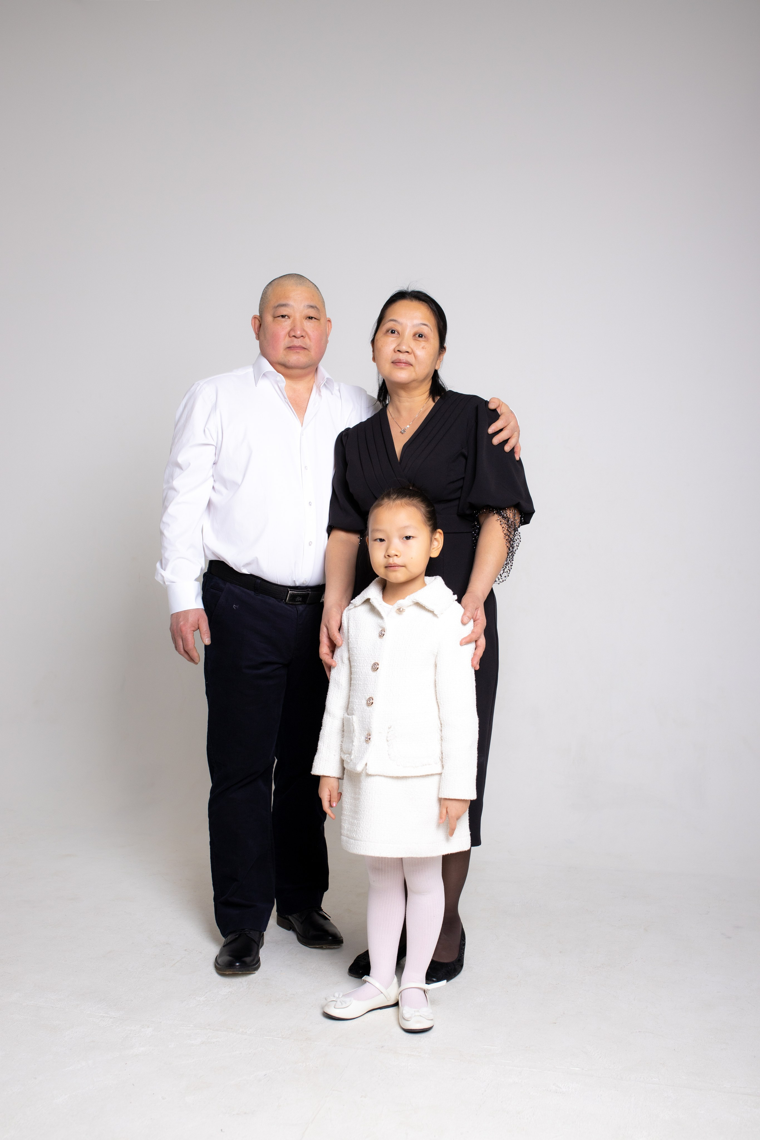 Семейная фотосессия на циклораме с импульсным светом. Фотограф в Железнодорожном и Балашихе