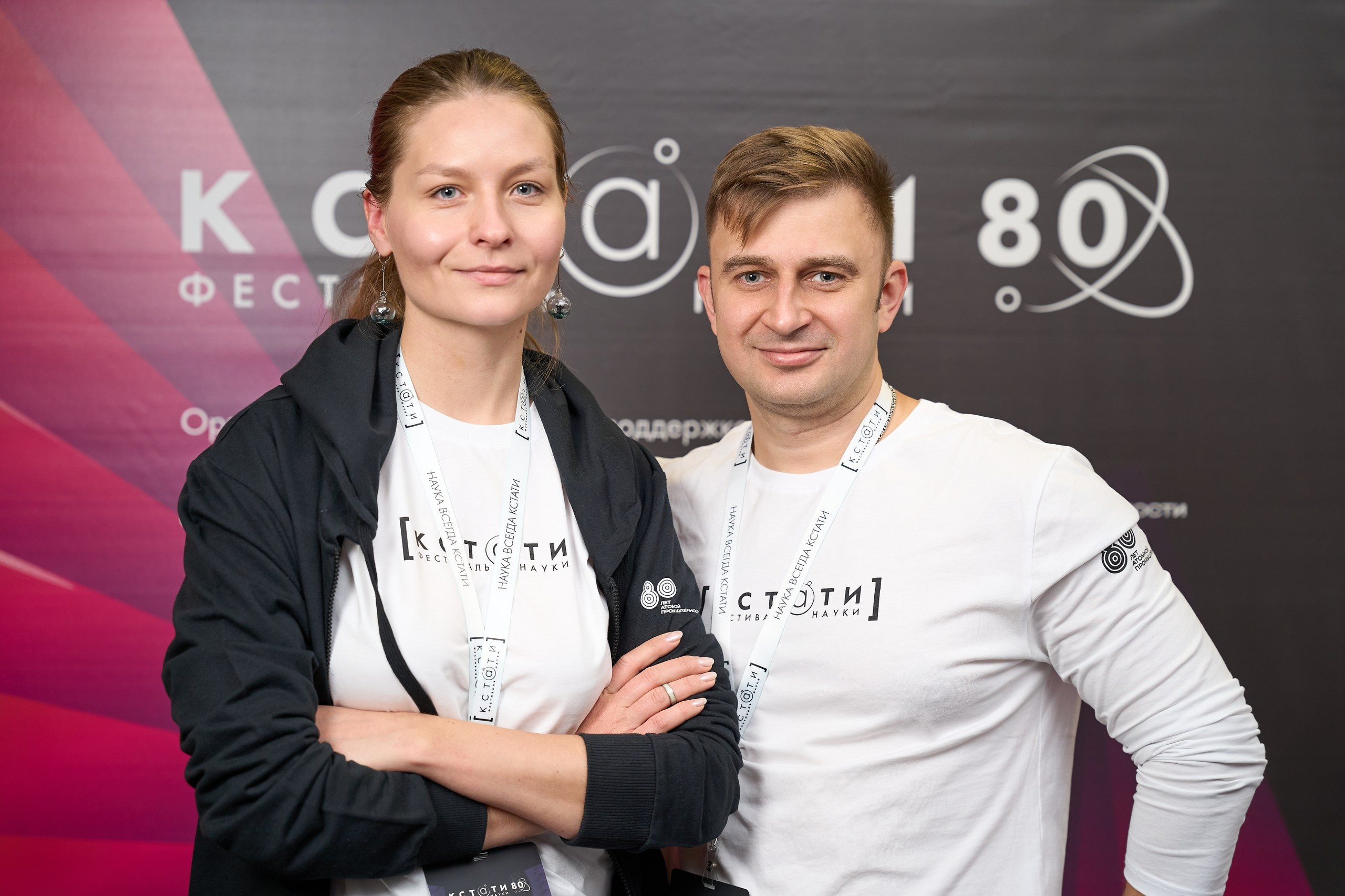 два спикера на фотозоне