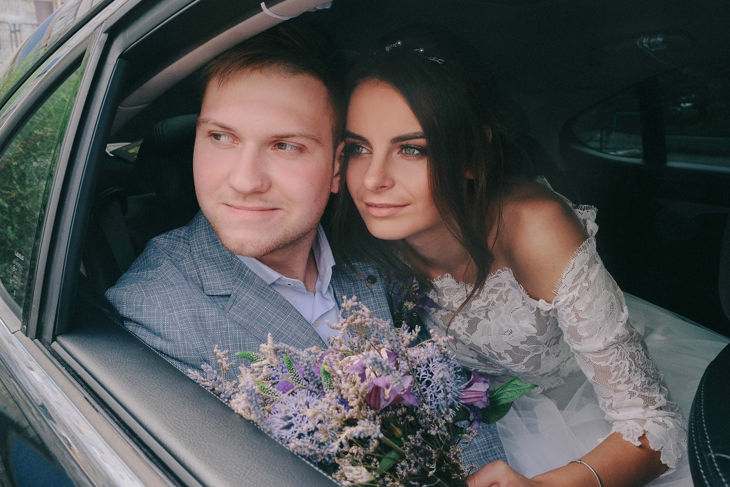 Молодожены в свадебном авто, свадебный фотограф Новосибирск