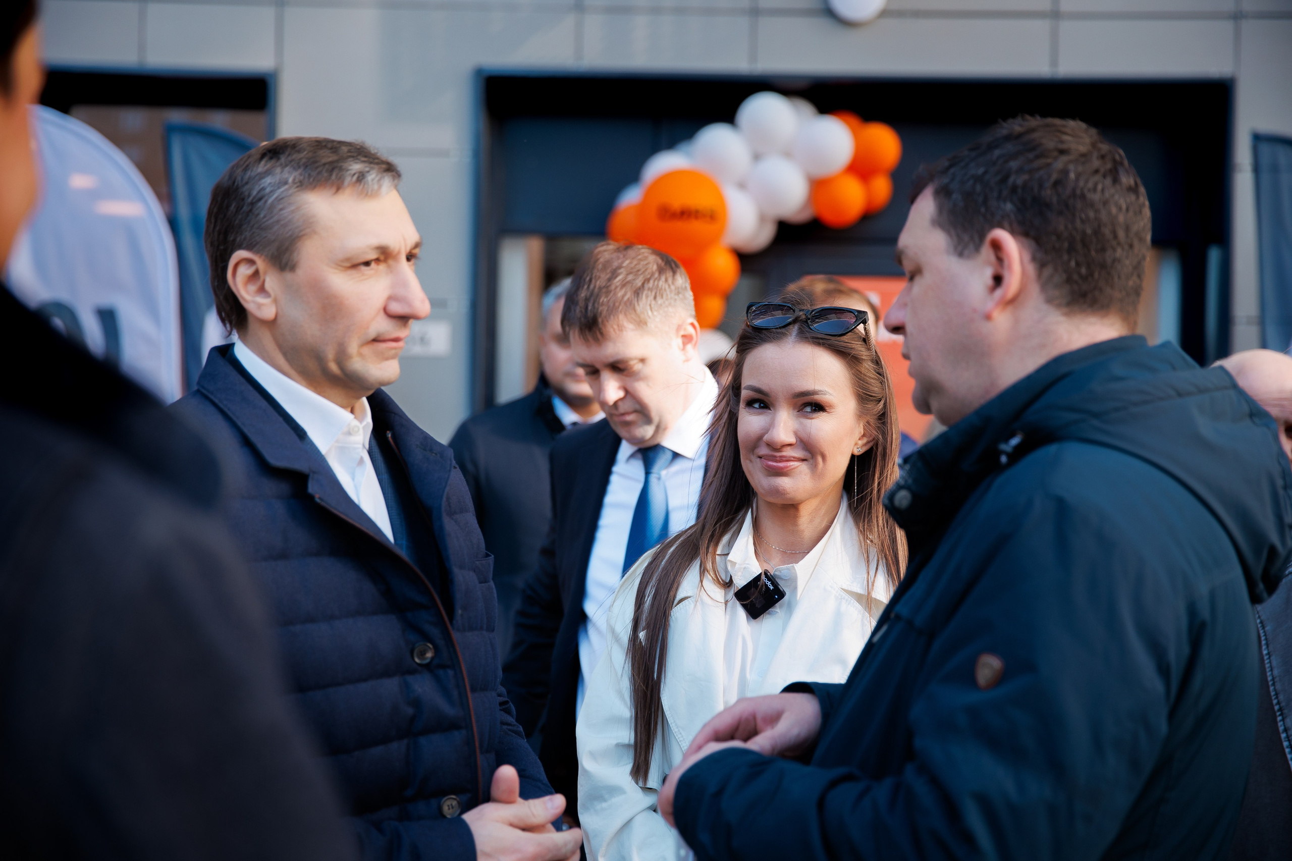 Общение во дворе нового дома, атмосфера открытия, фотограф