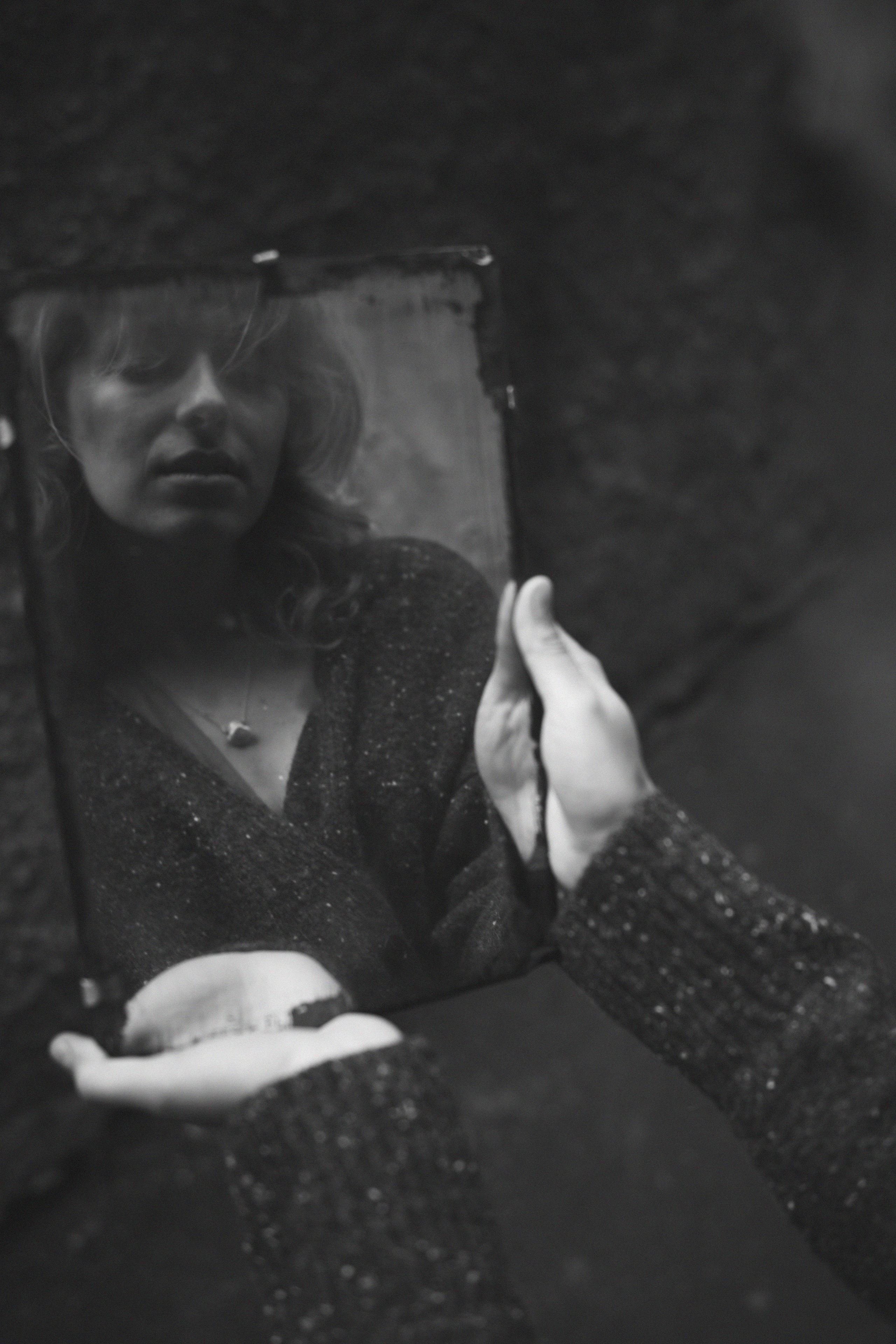 …история об отражениях, хрупкости, красном платье и Кате. Марковы: фото, видео, кино и книги