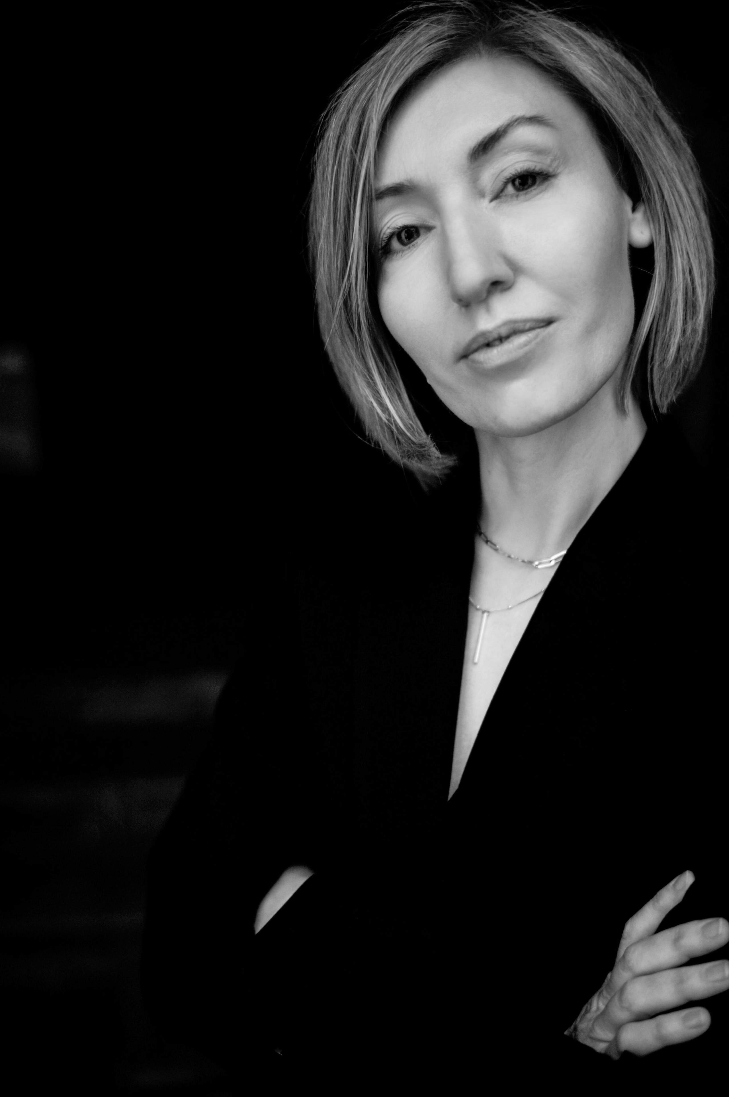 …история о парадных, глицинии, черно-белом кино и Маше. Марковы: фото, видео, кино и книги