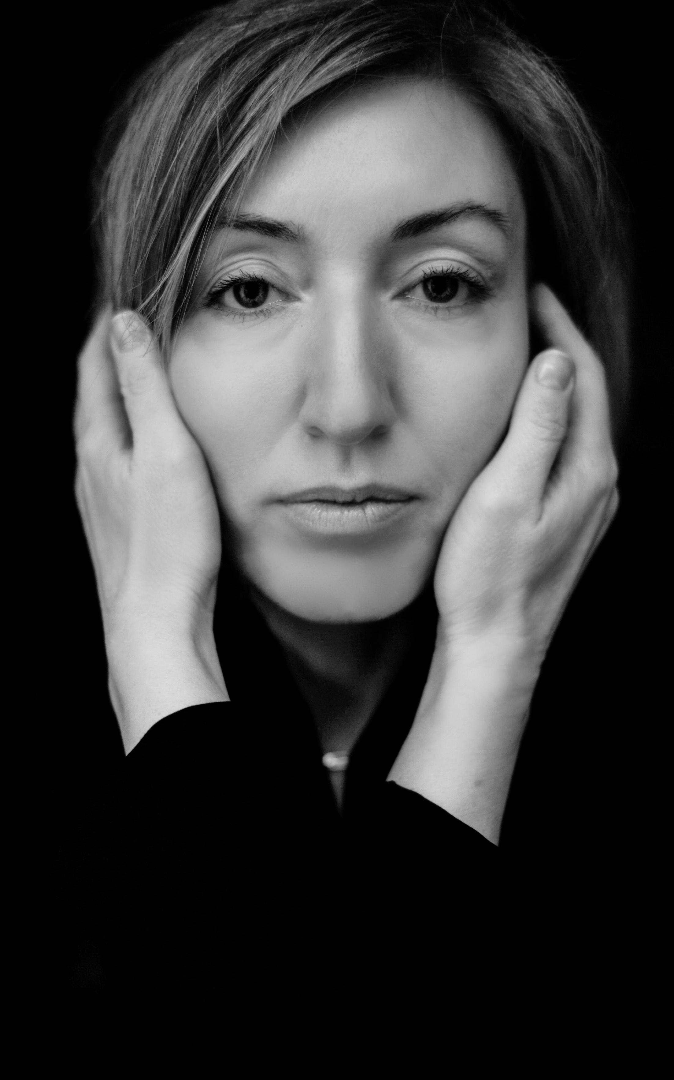 …история о парадных, глицинии, черно-белом кино и Маше. Марковы: фото, видео, кино и книги