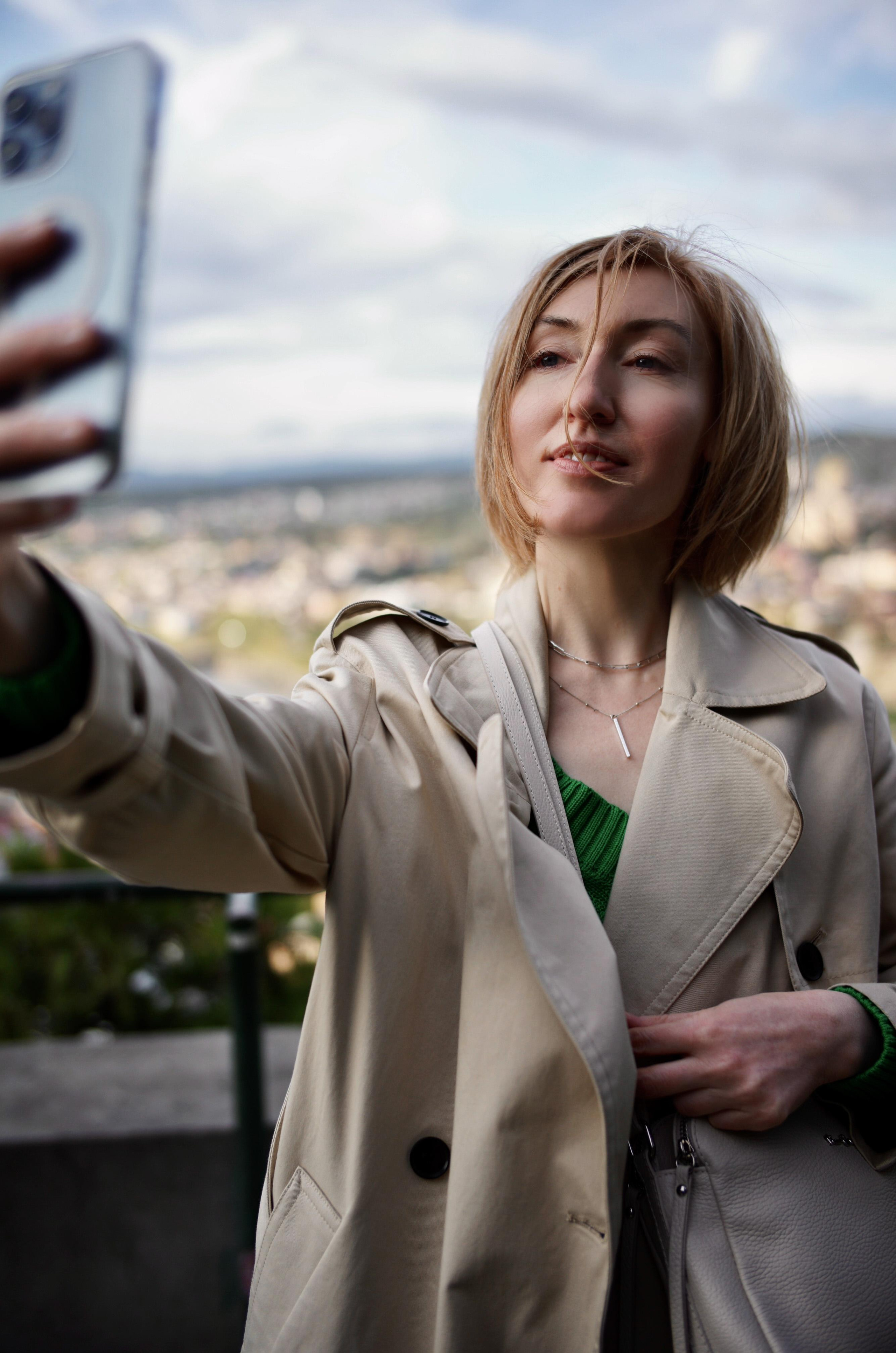 …история о парадных, глицинии, черно-белом кино и Маше. Марковы: фото, видео, кино и книги