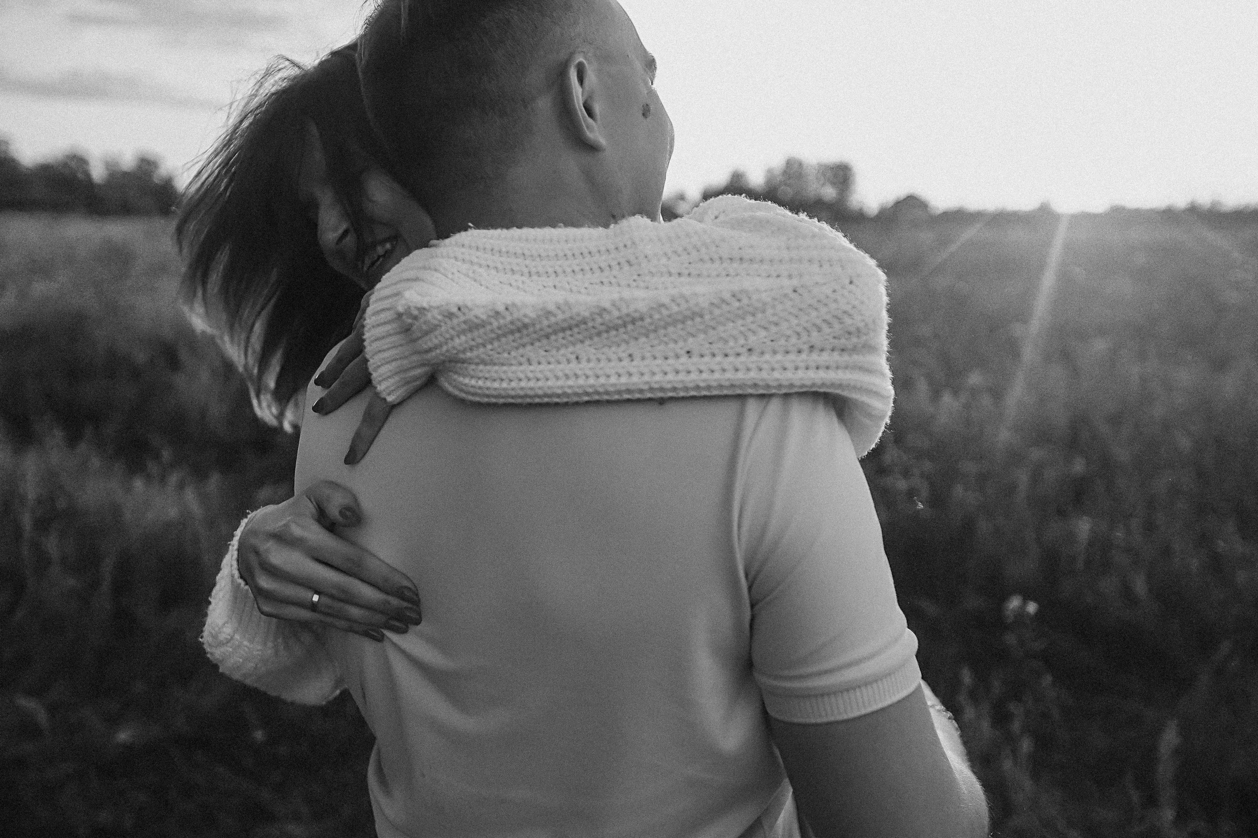 Поле love story на закате. Семейный фотограф Тюмень, фотограф на роды Салмина Мария