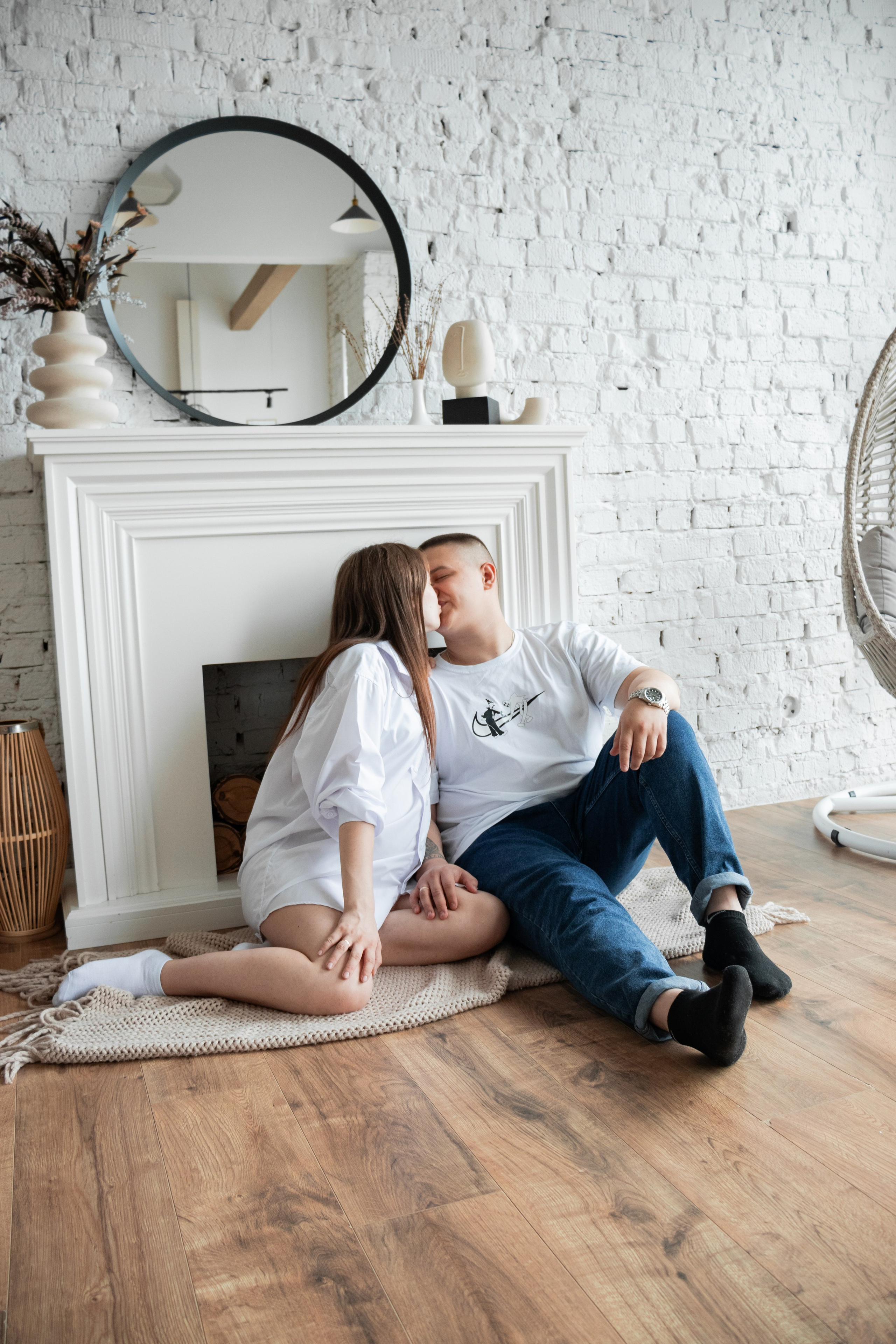 Студийная фотосессия беременной девушки с мужем в домашней обстановке городе Томск