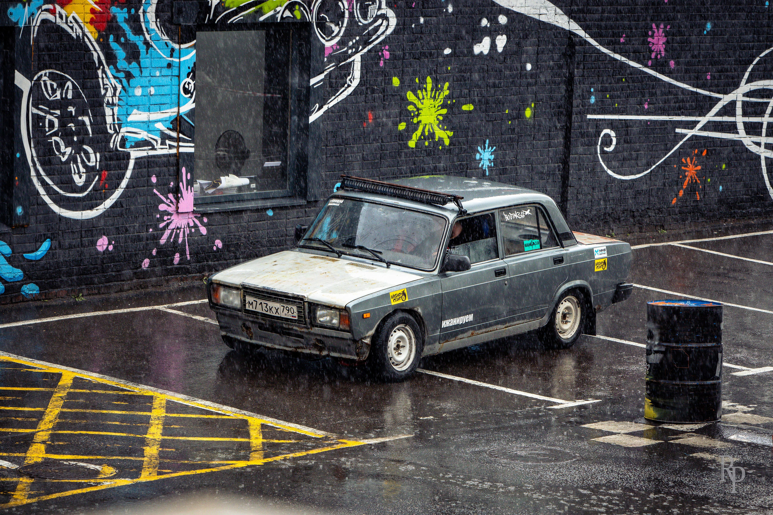 SHOWDOWN. Rusty Photographer