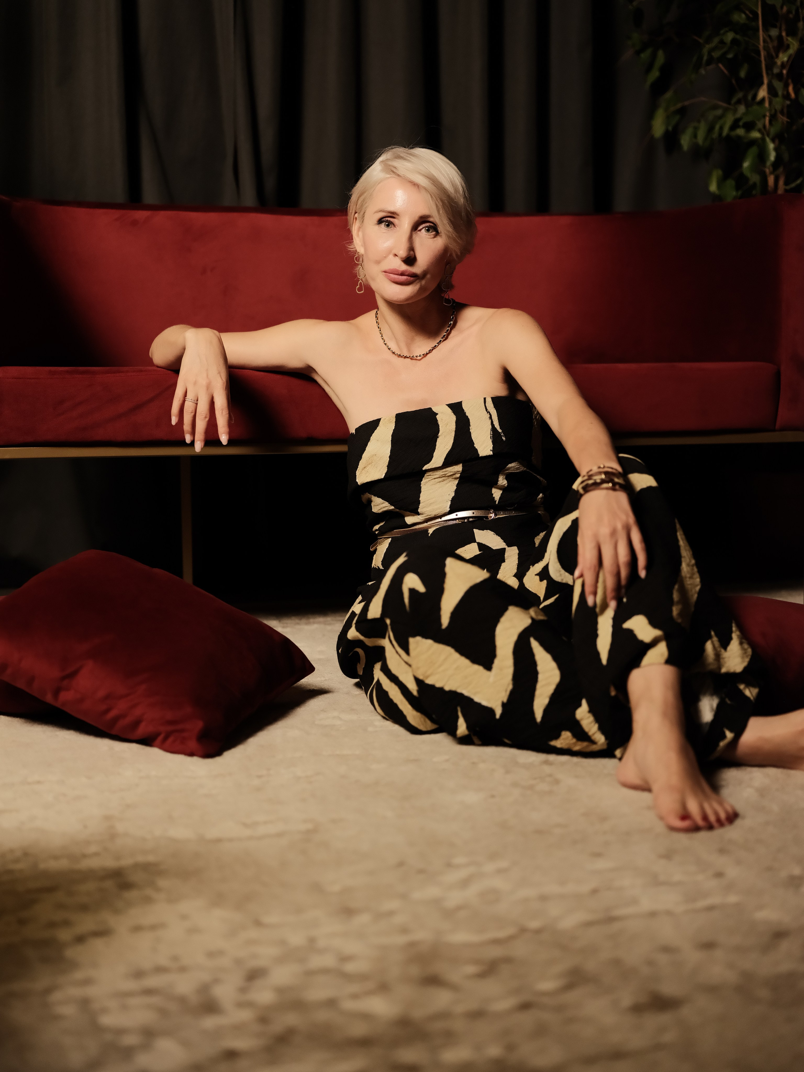 Портрет бизнес-леди с ноутбуком в руках в коворкинге VolgaTech в Волгограде