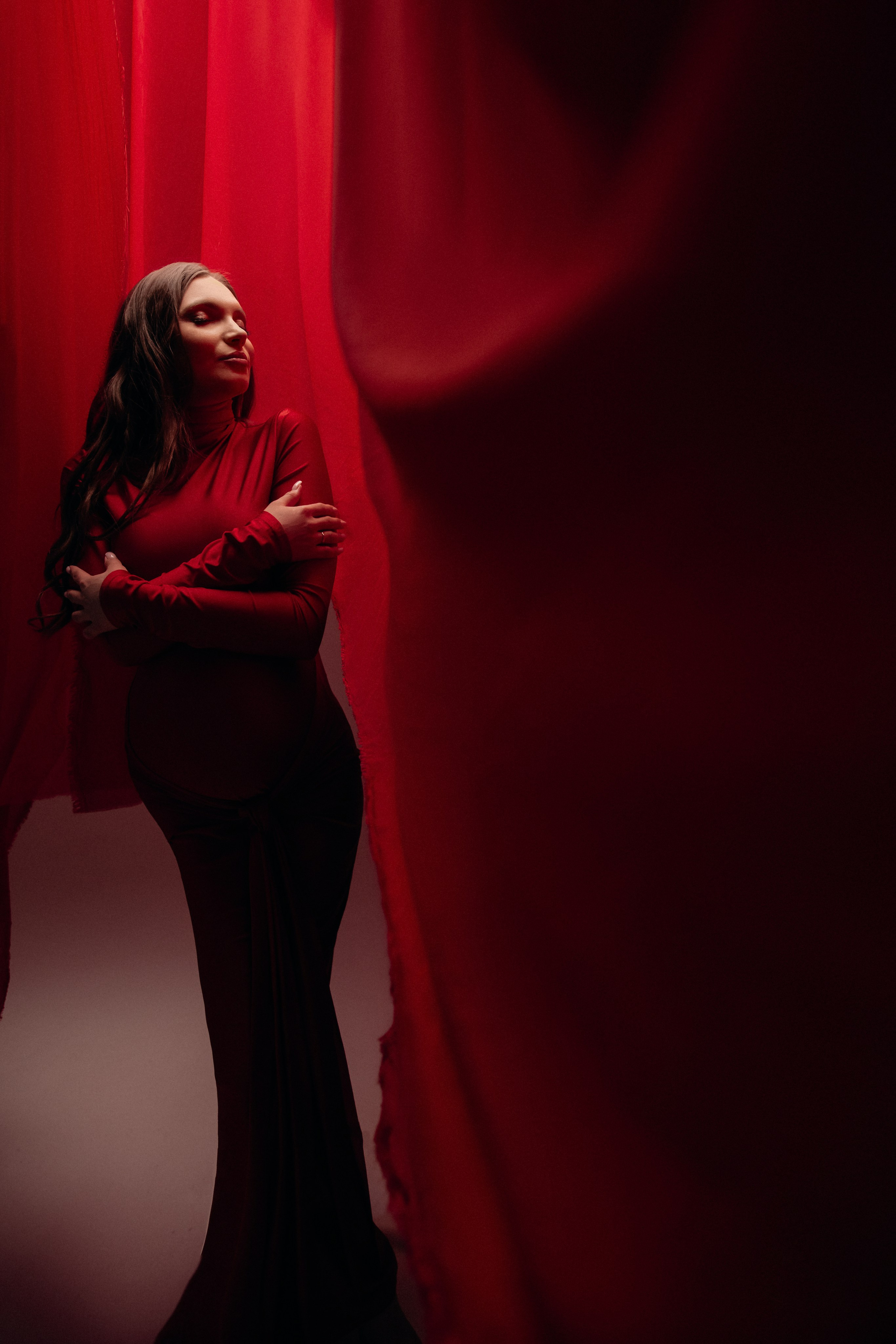 Анастасия. Фотосессия беременности на циклораме платьях. Фотограф в Москве Ольга Сатони