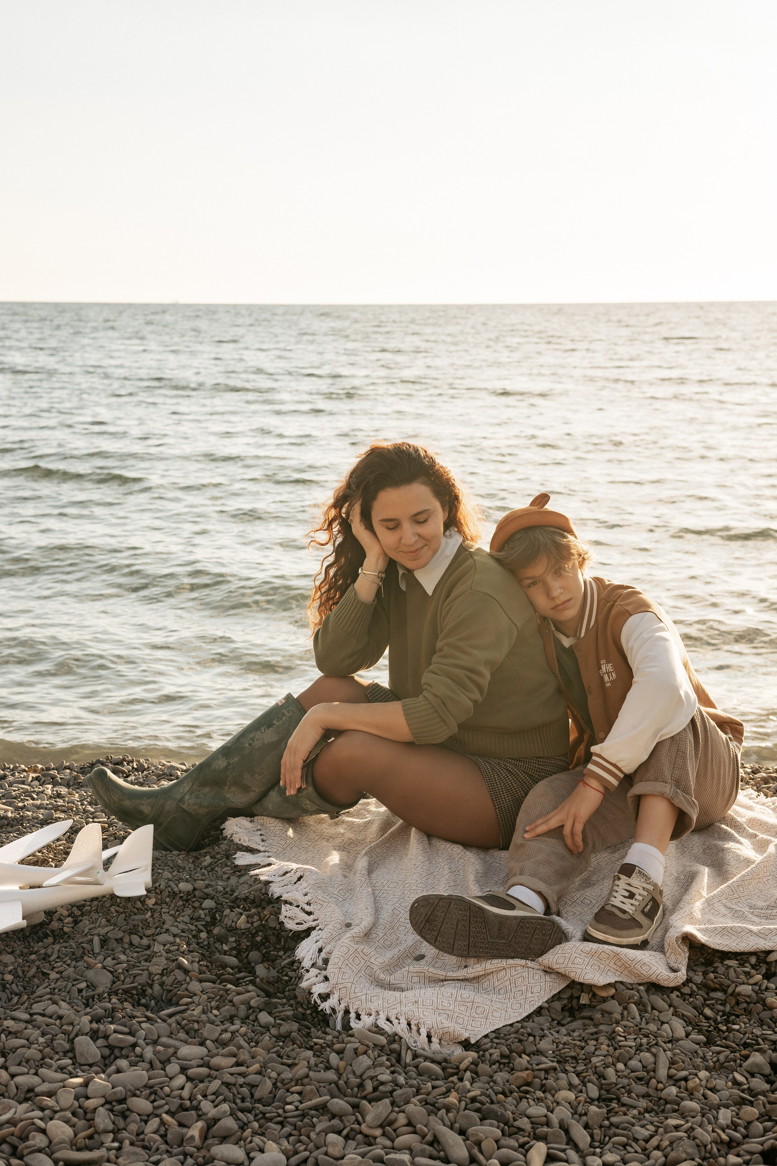 Семейная идиллия на закате в красивом месте