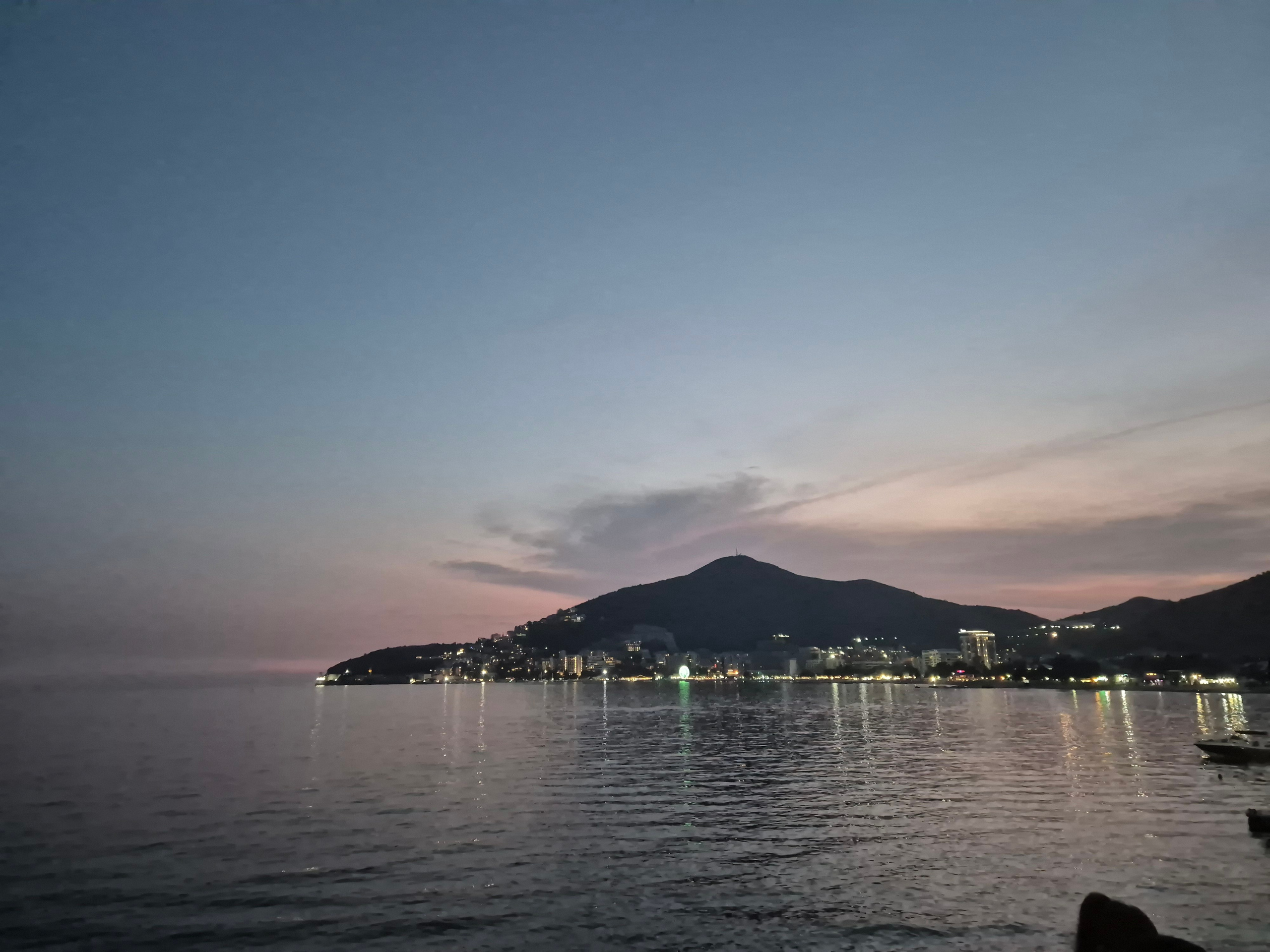 Закат в городе. Много вкусных ресторанов с морепродуктами